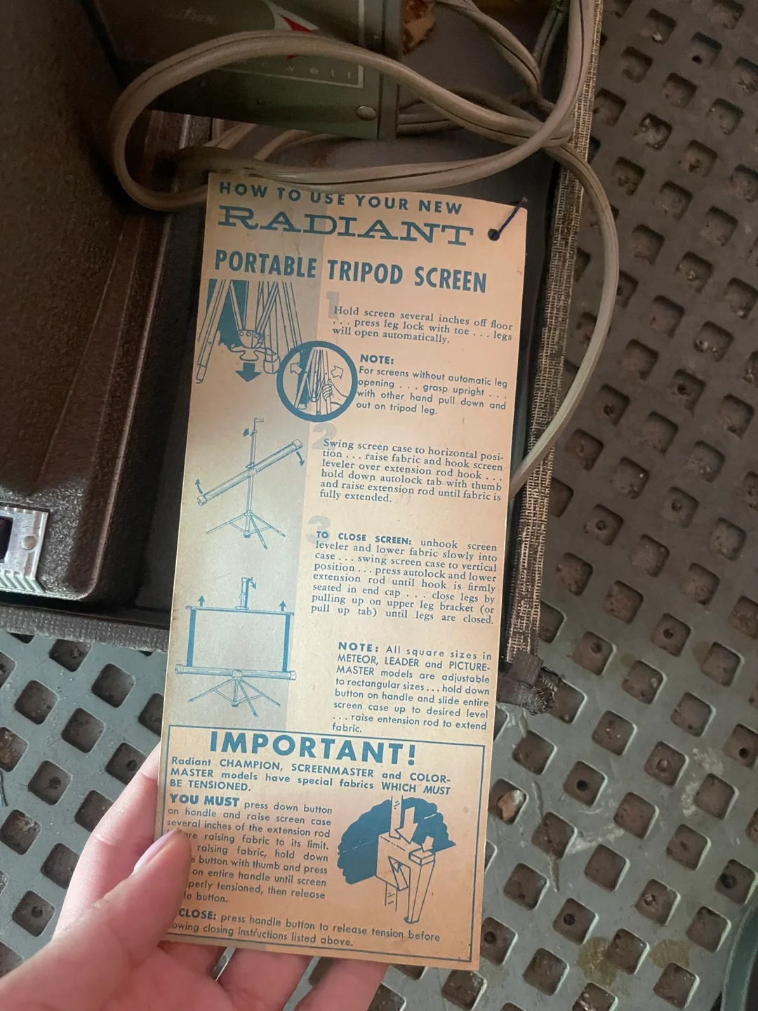 Bell & Howell Headliner Projector w/ Case image indicator(4)