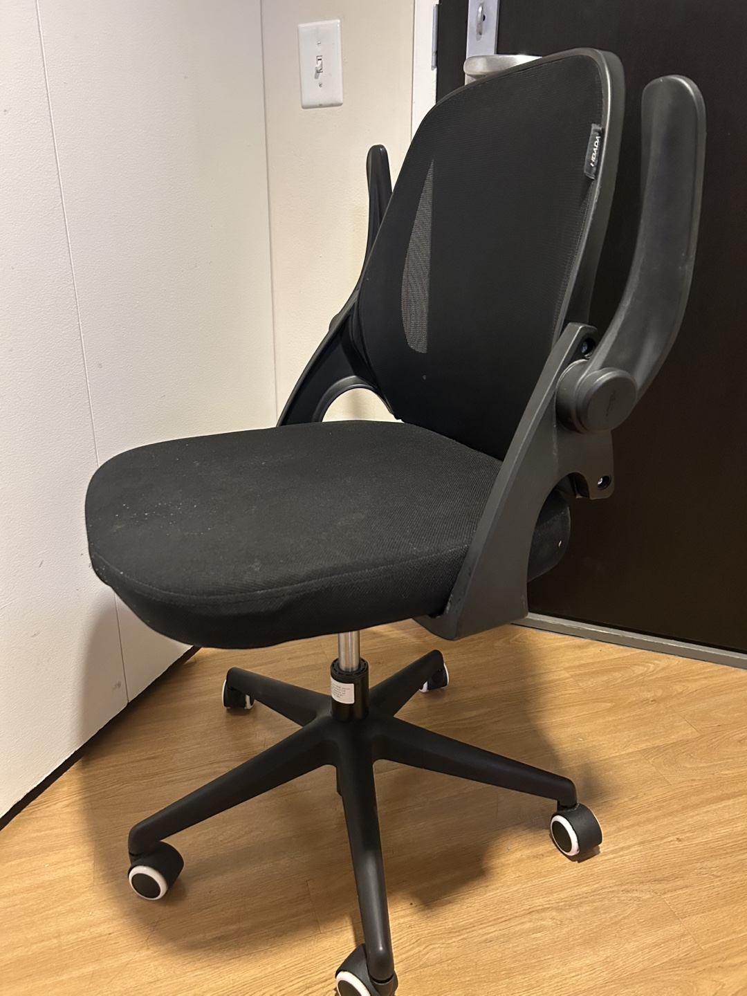 Ergonomic black office chair - photo 3