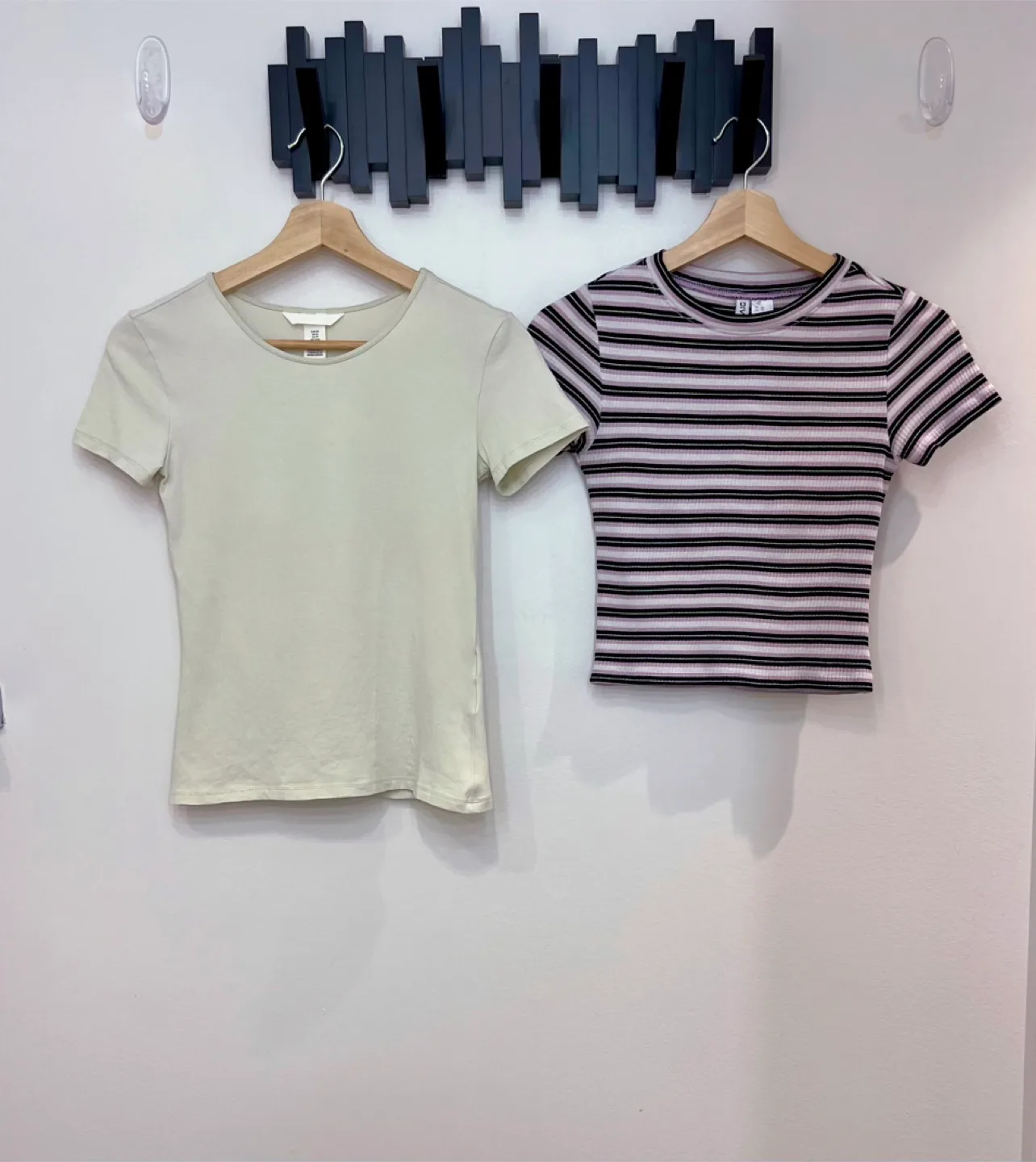 Two H&M stretchy T-Shirts - Size XS thumbnail