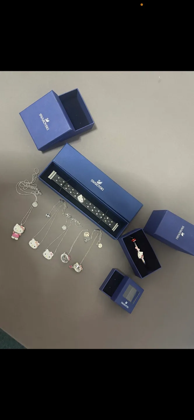 Swarovski Hello Kitty Jewelry Set thumbnail