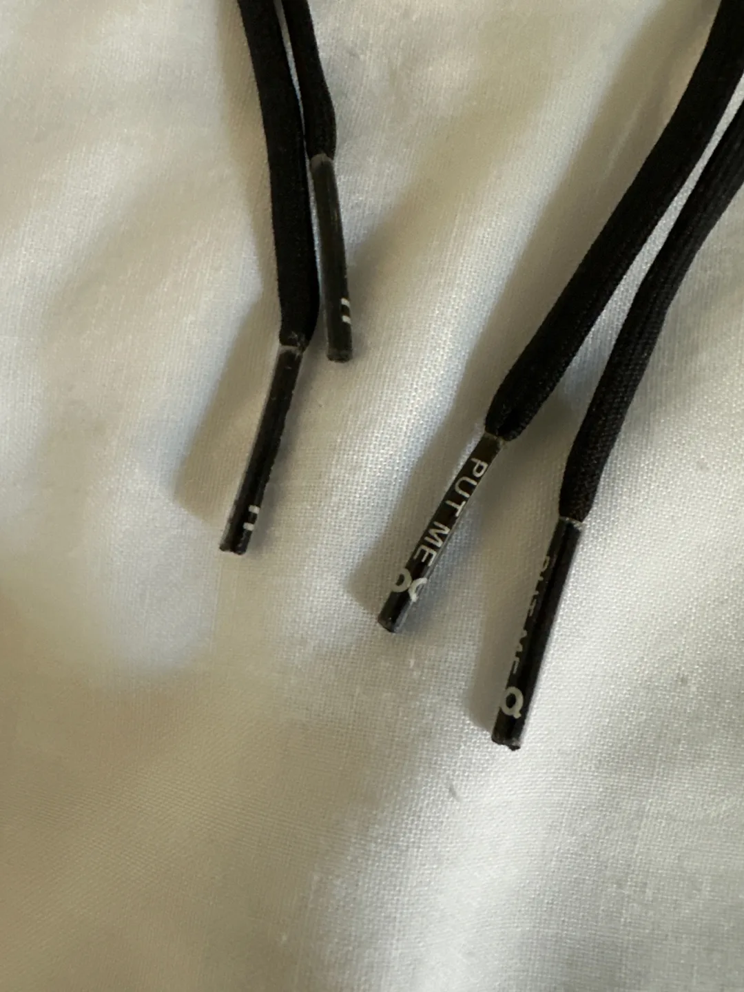 On Cloud Shoe Laces - Black image indicator(3)