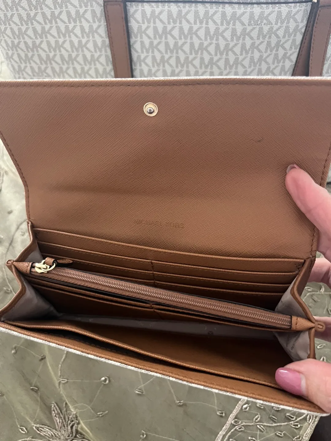 Michael Kors Tote Bag and Wallet Set image indicator(3)