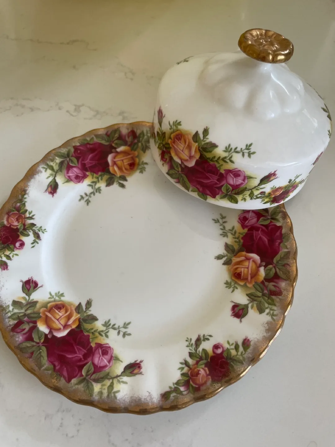 Royal Albert Old Country Roses Plate and Sugar Bowl image indicator(2)