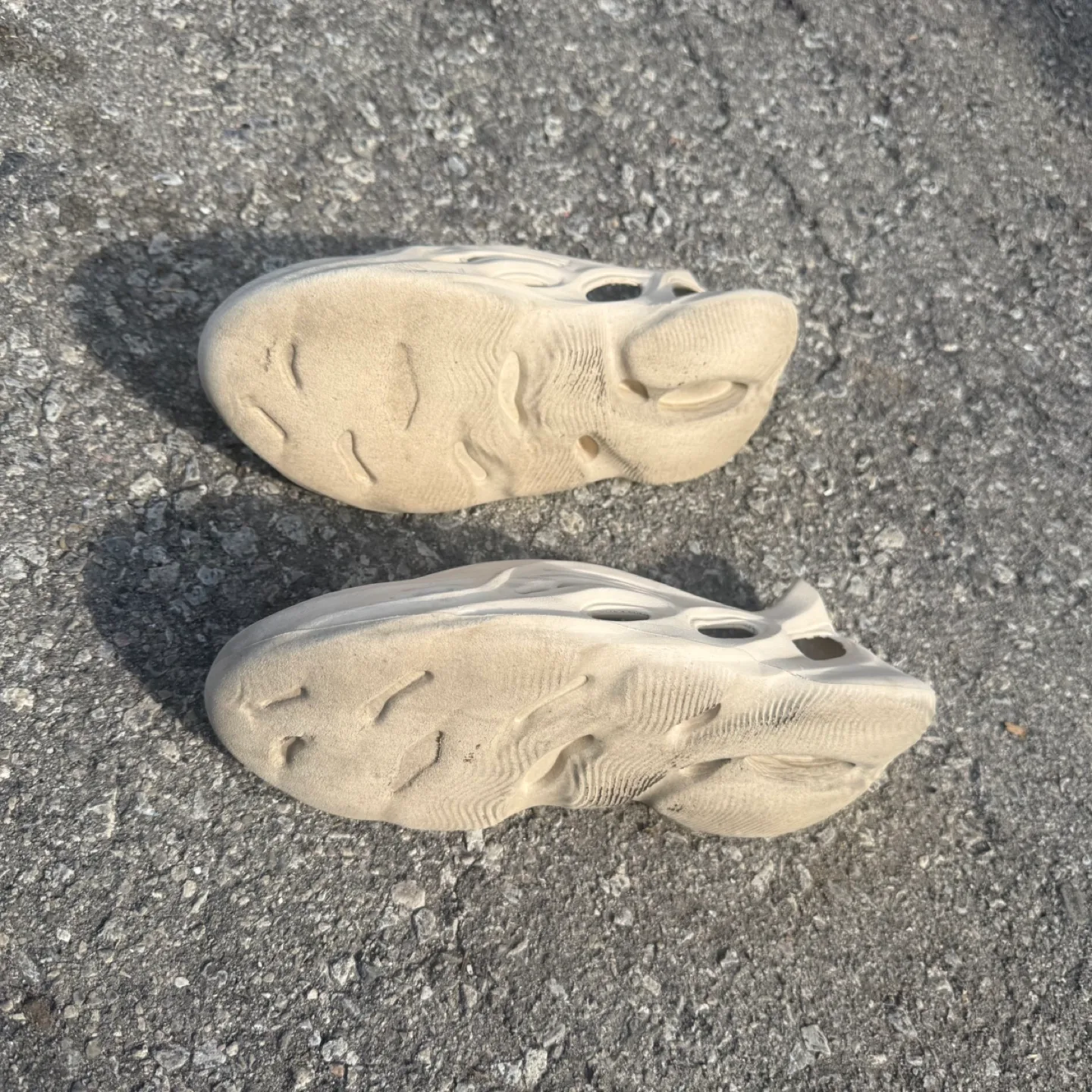 Bone Adidas Yeezy Foam Rnnr image indicator(3)