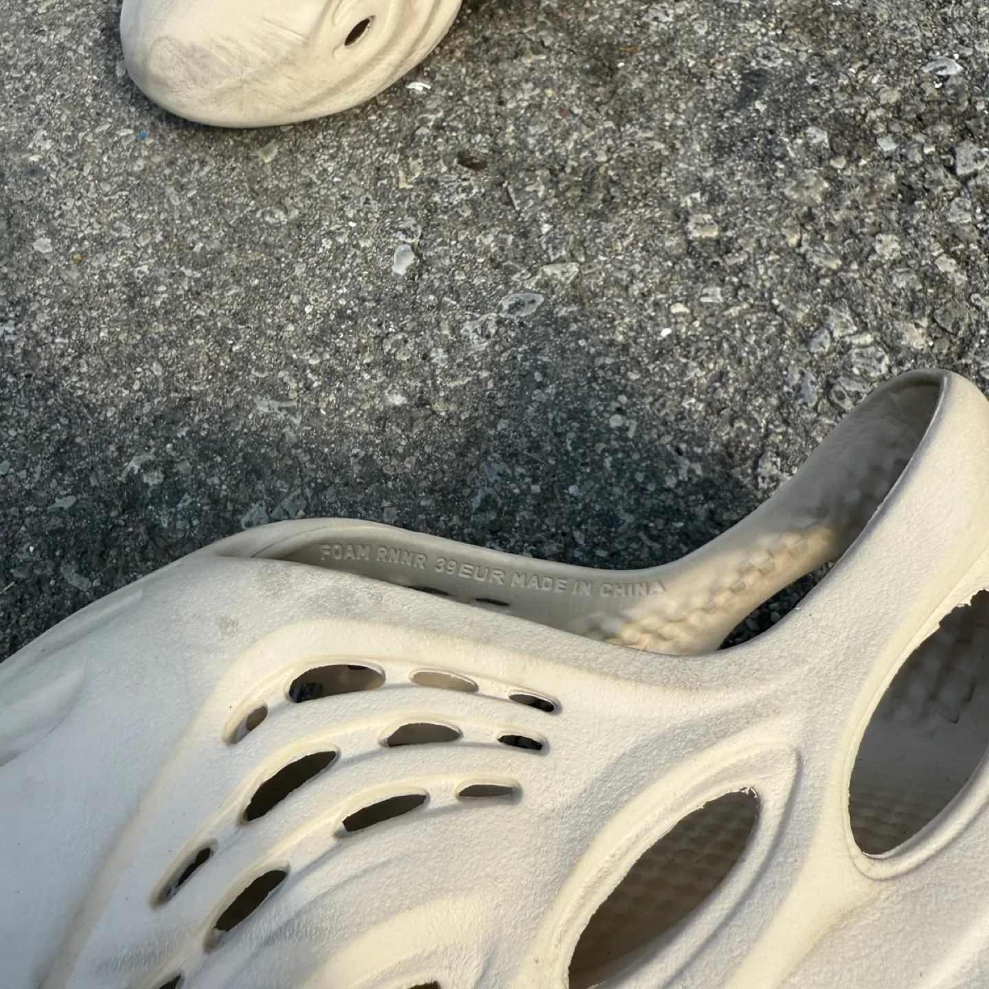 Bone Adidas Yeezy Foam Rnnr image indicator(2)