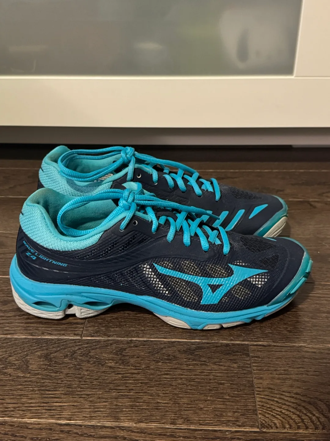 Women’s Size 9 Mizuno Lightning Z4 volleyball court shoes image indicator(4)