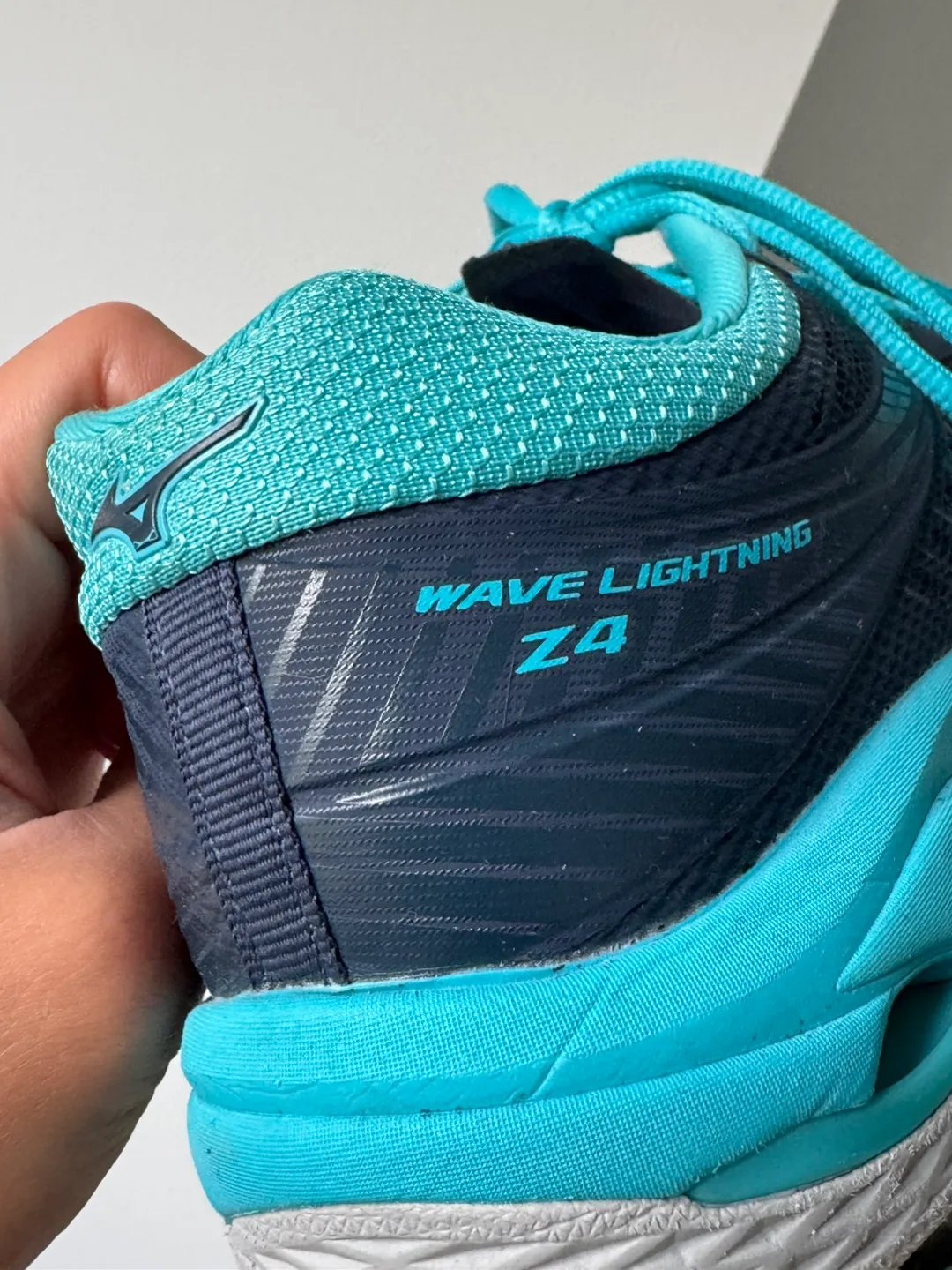 Women’s Size 9 Mizuno Lightning Z4 volleyball court shoes image indicator(6)