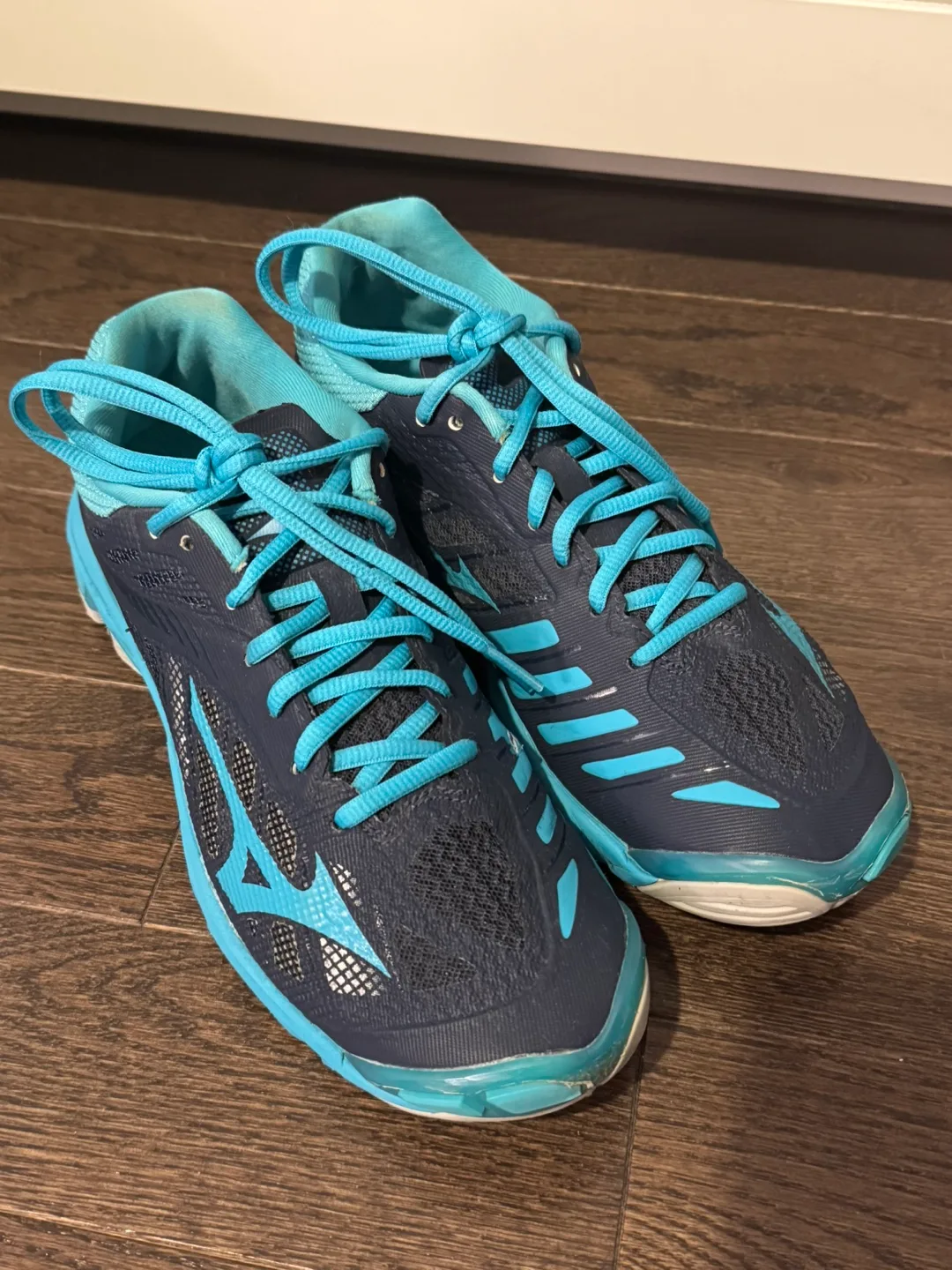 Women’s Size 9 Mizuno Lightning Z4 volleyball court shoes image indicator(2)