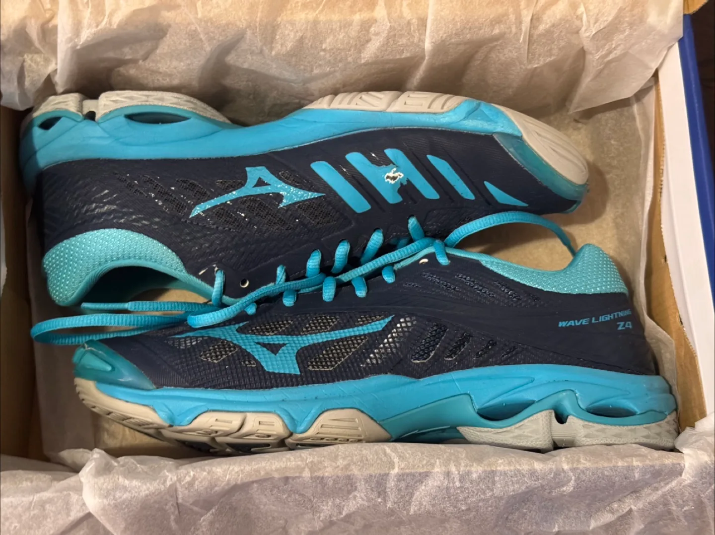 Women’s Size 9 Mizuno Lightning Z4 volleyball court shoes image indicator(7)