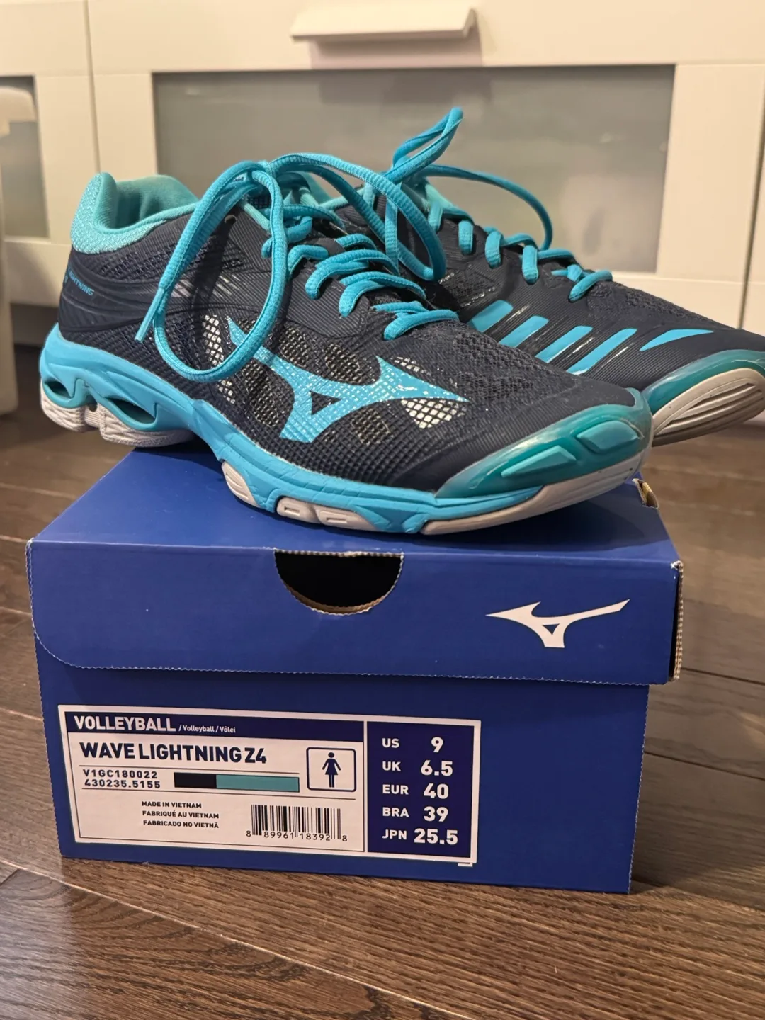 Women’s Size 9 Mizuno Lightning Z4 volleyball court shoes thumbnail