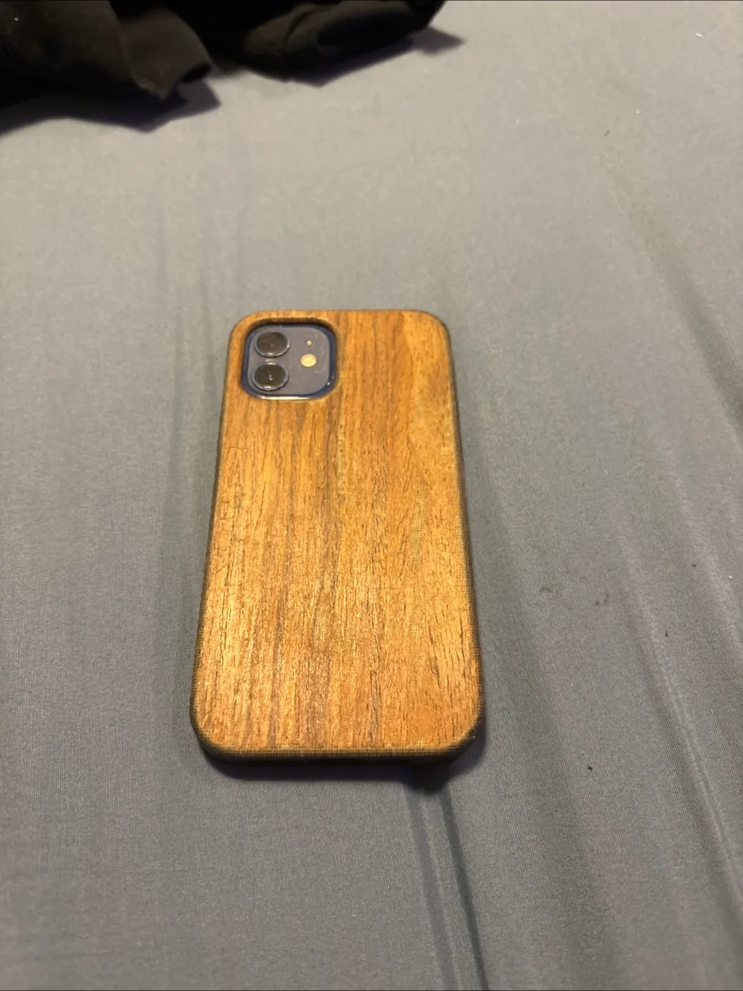 iPhone 12 with case image indicator(2)