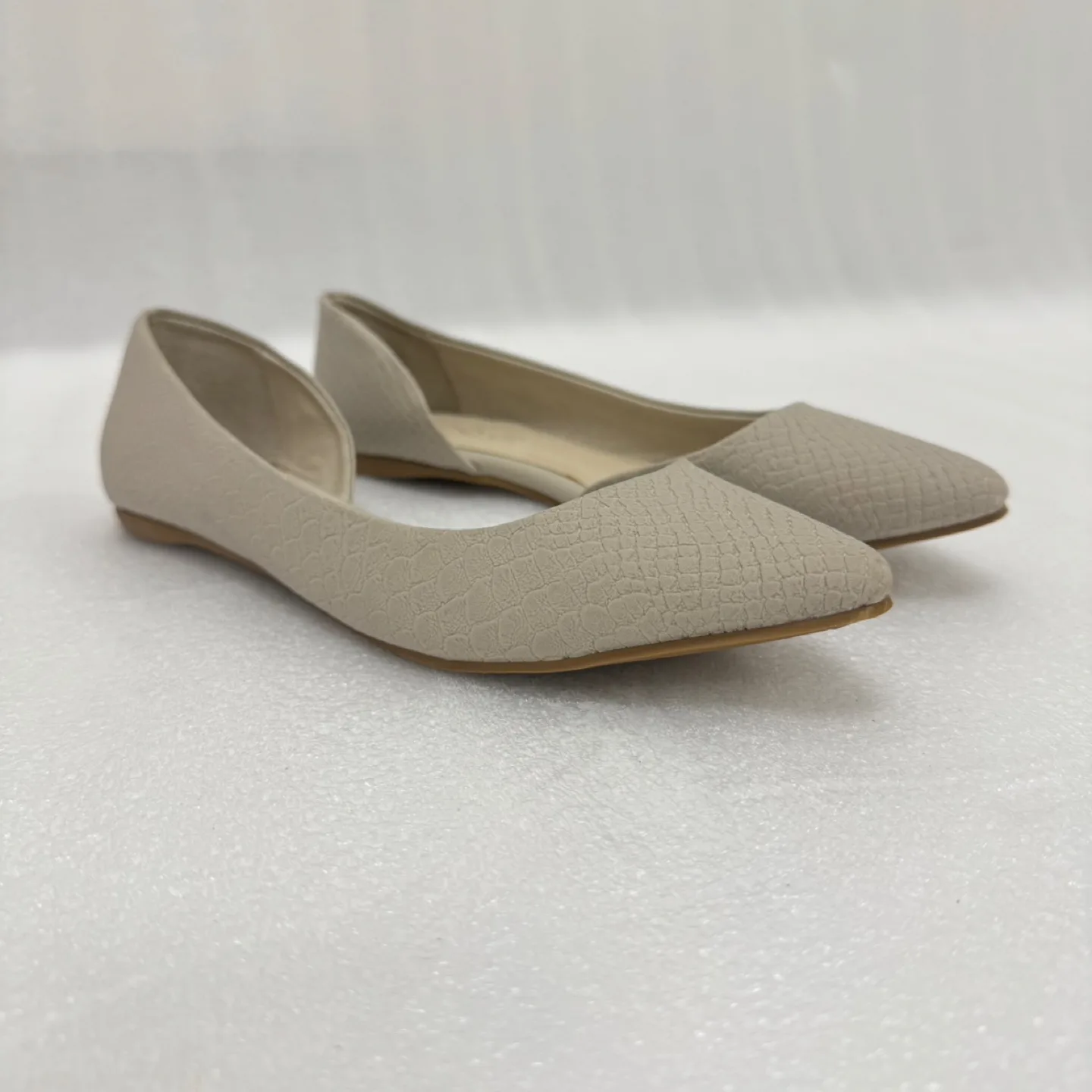 ALDO Beige Textured Pointed Toe Flats with Box – Like New thumbnail
