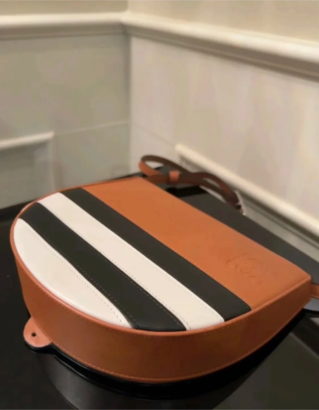 100% authentic LOEWE crossbody wallet phone bag image indicator(3)