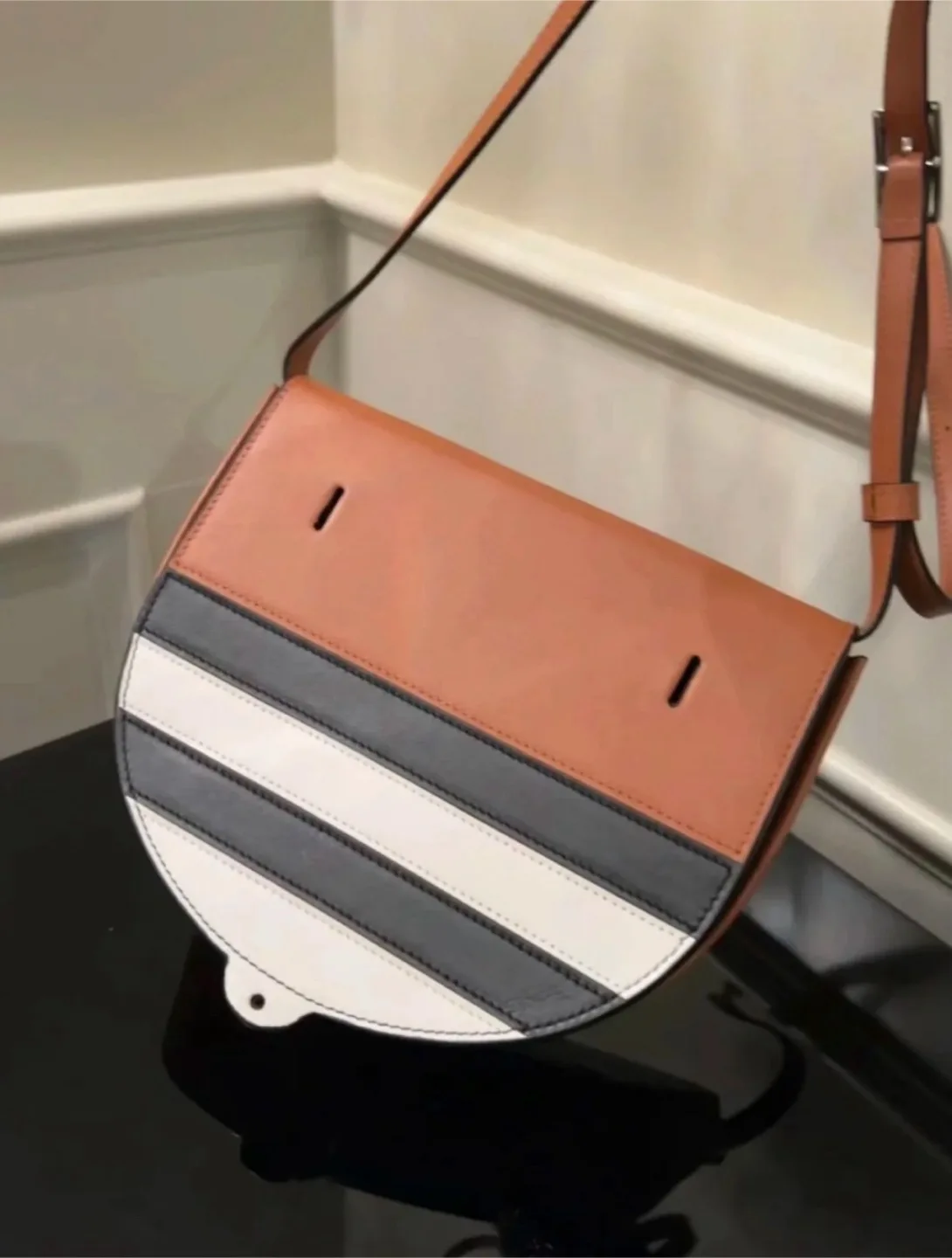 100% authentic LOEWE crossbody wallet phone bag image indicator(2)