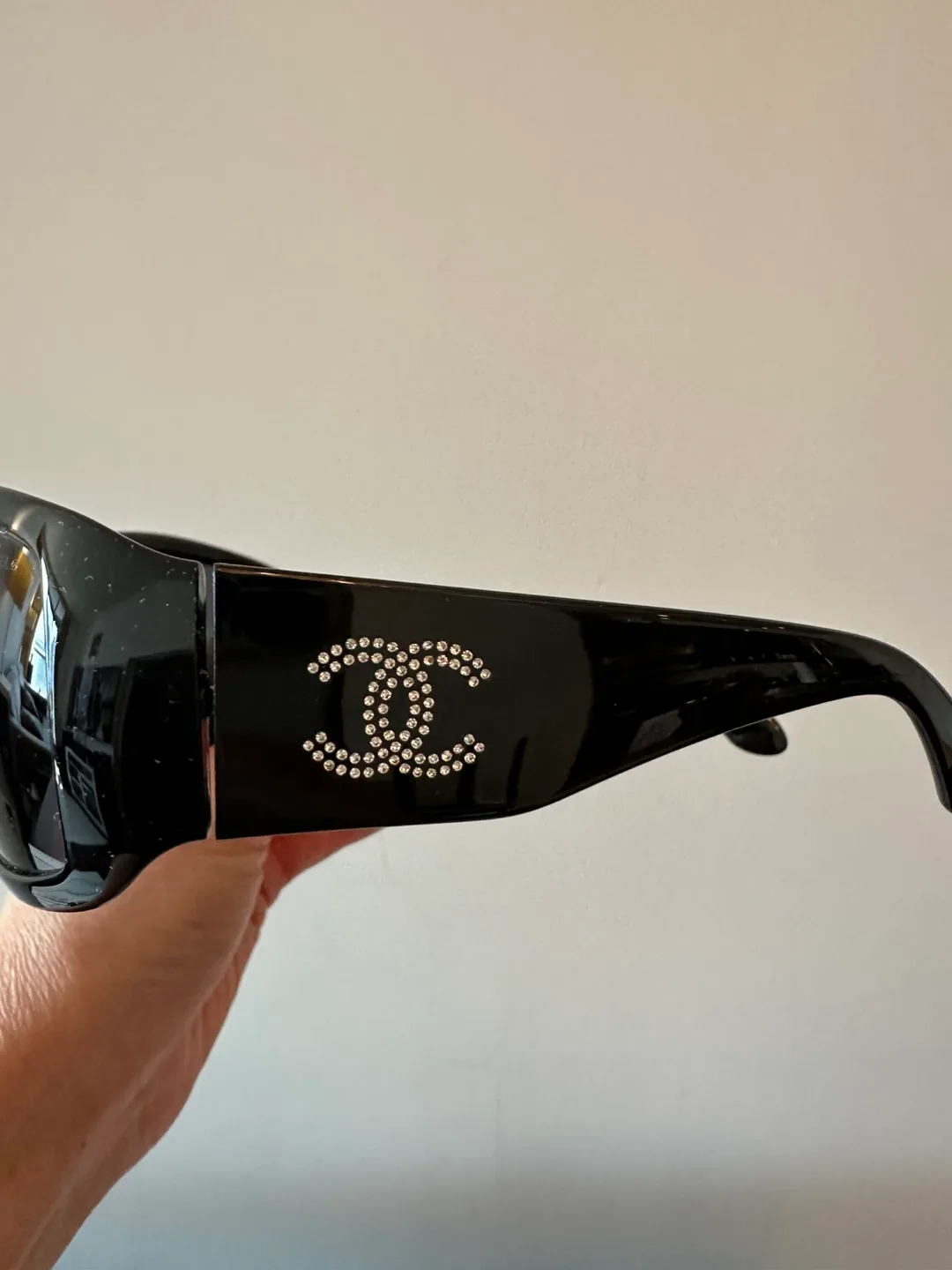 Authentic Chanel 6008-B Black Sunglasses image indicator(2)