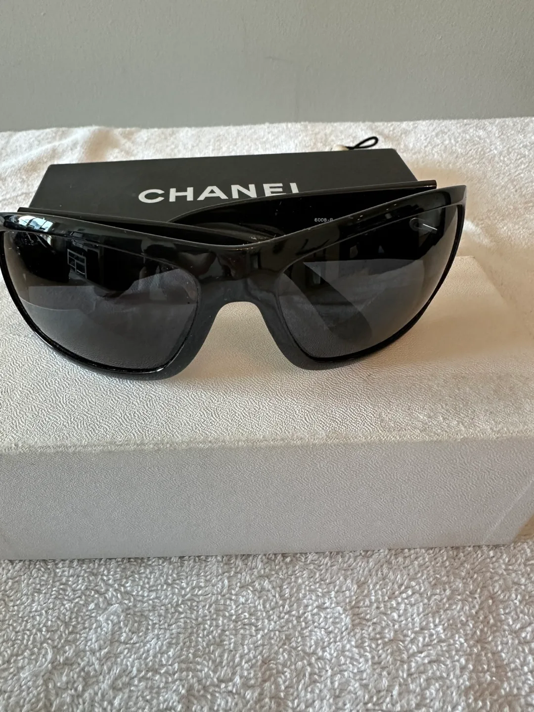 Authentic Chanel 6008-B Black Sunglasses image indicator(9)