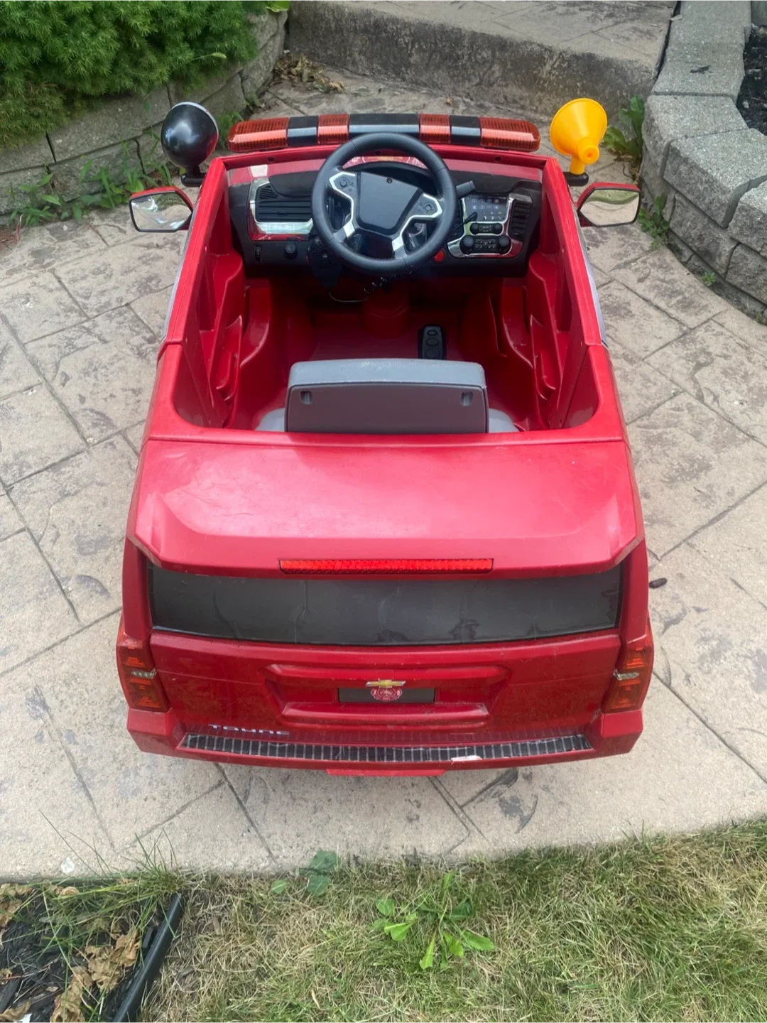 Red Ride-On Firefighter Truck image indicator(4)