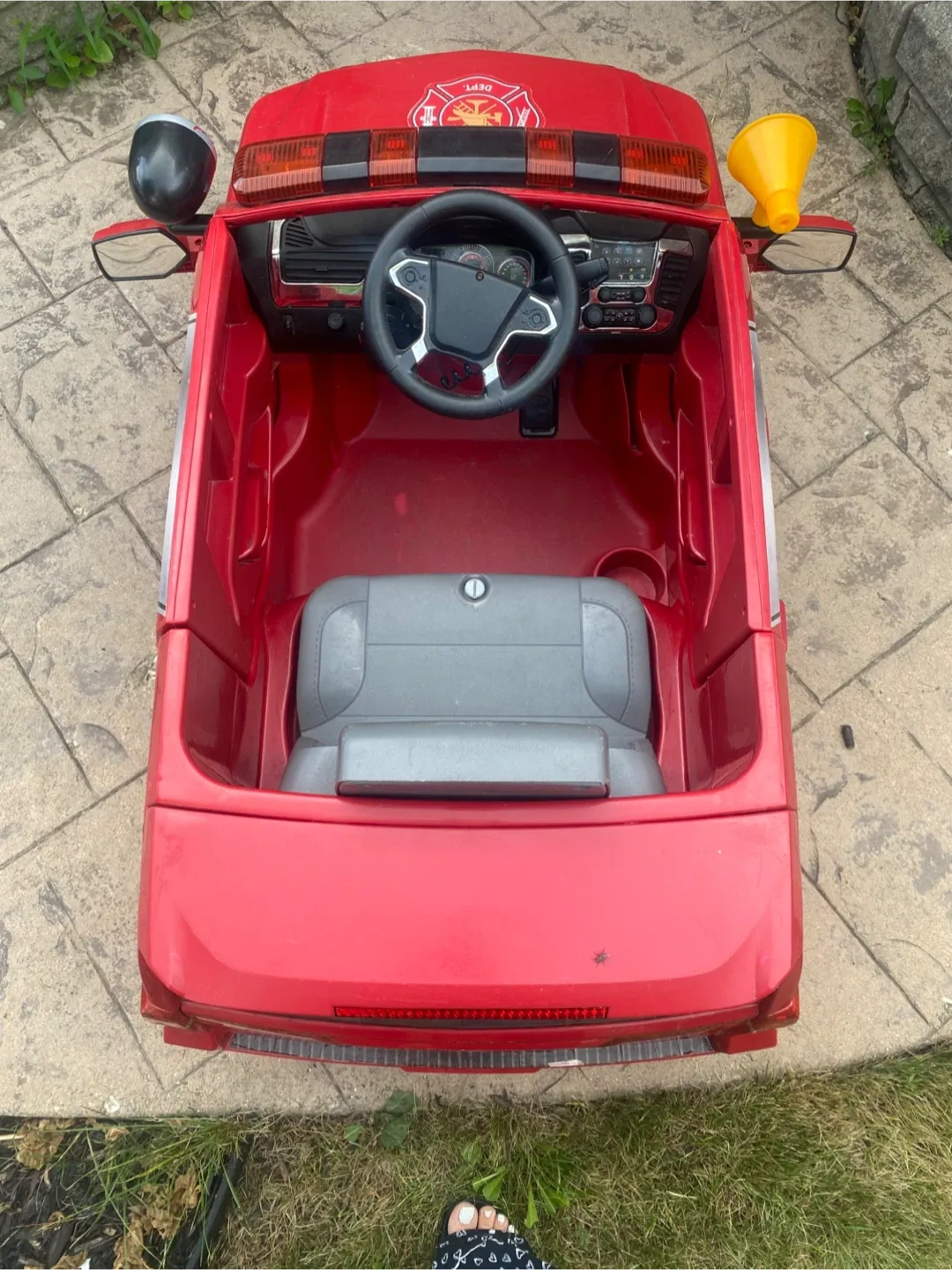 Red Ride-On Firefighter Truck image indicator(5)