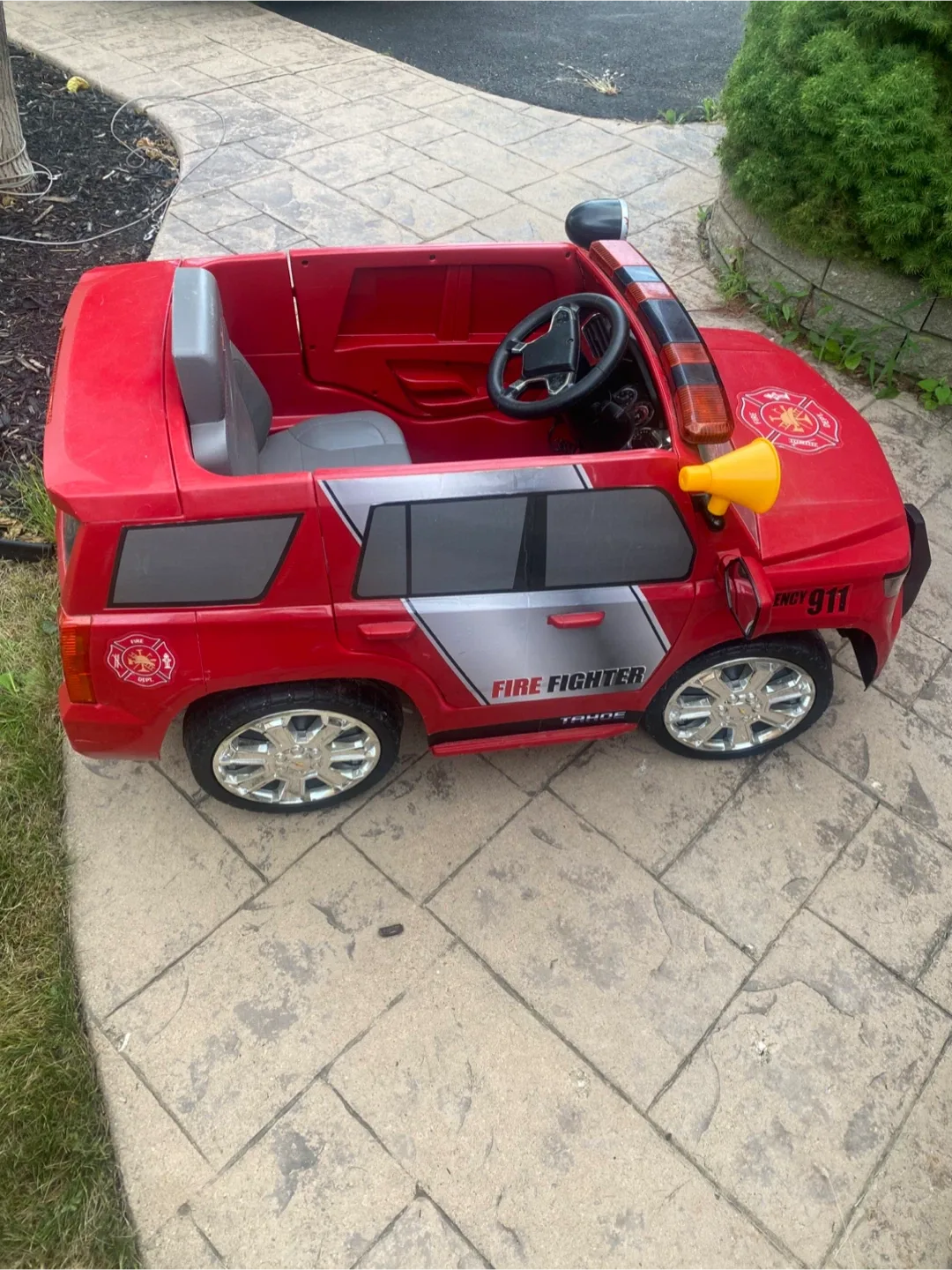 Red Ride-On Firefighter Truck image indicator(2)