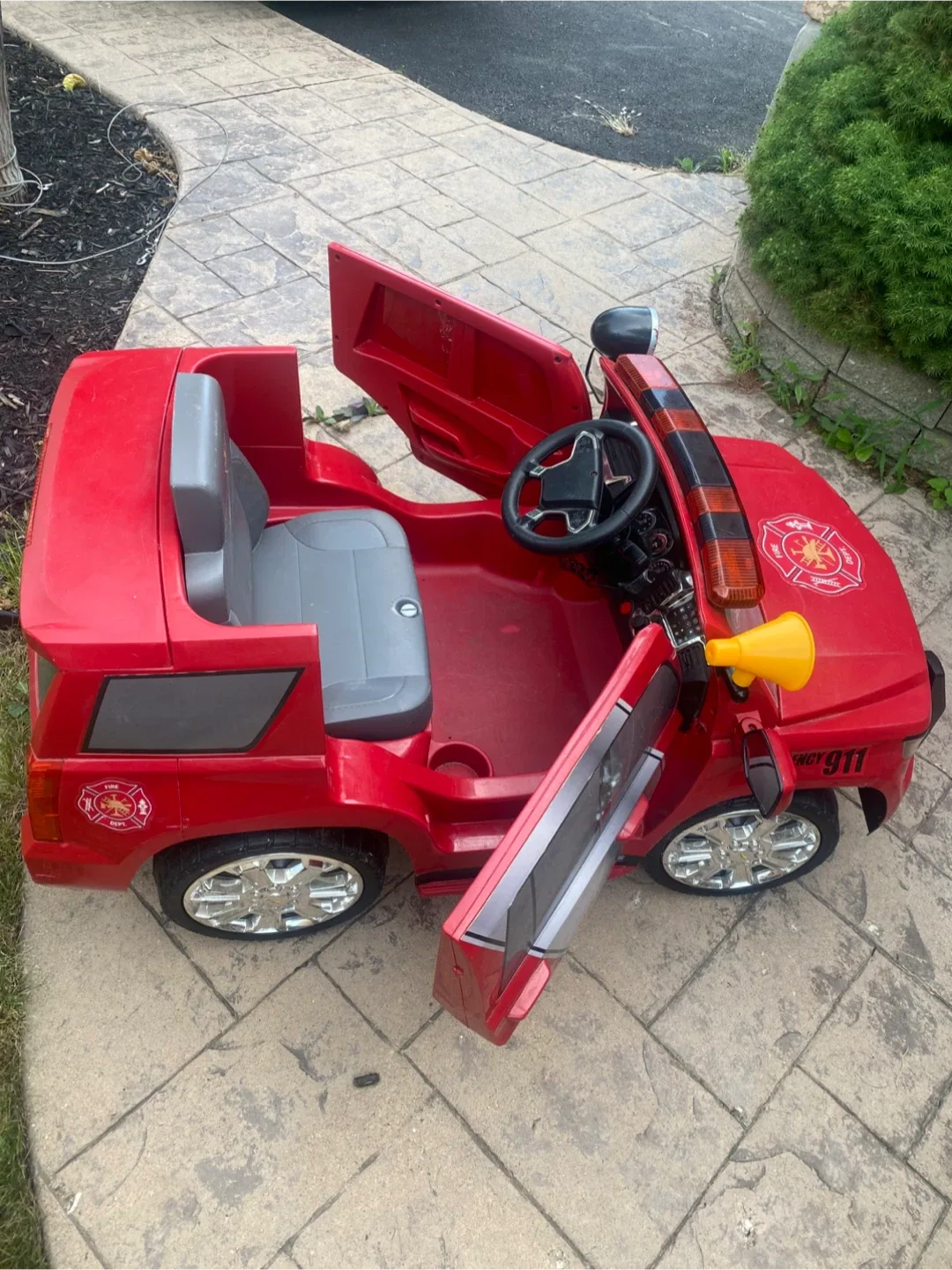 Red Ride-On Firefighter Truck image indicator(3)