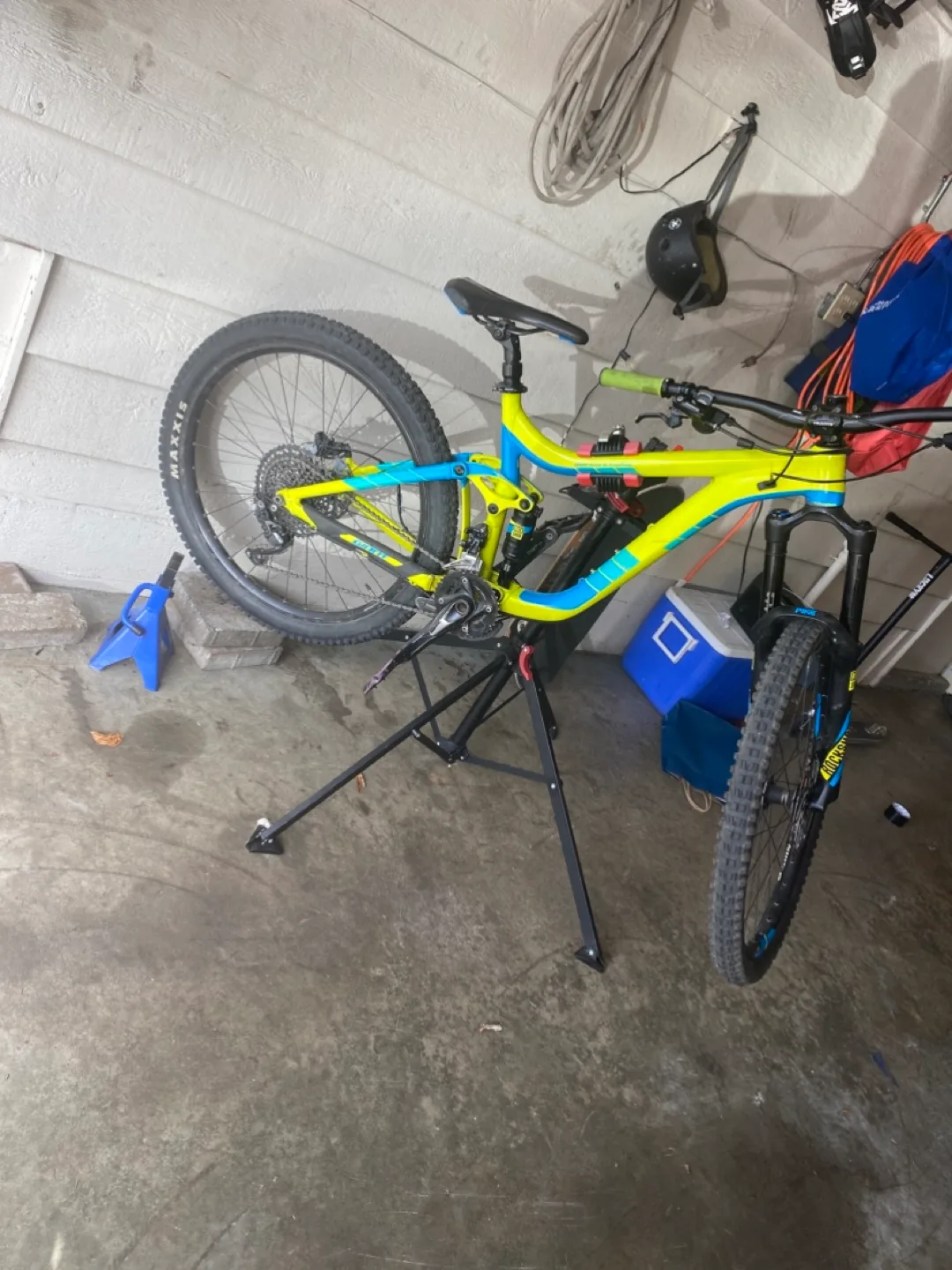 Giant reign Mountain Bike image indicator(2)