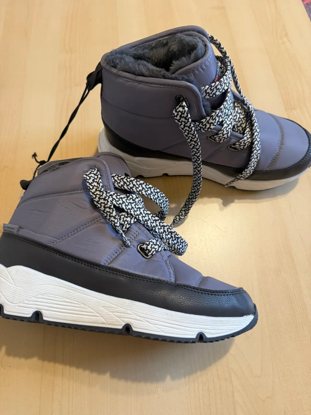 Double Lined Winter Boots - Size 6 image indicator(4)