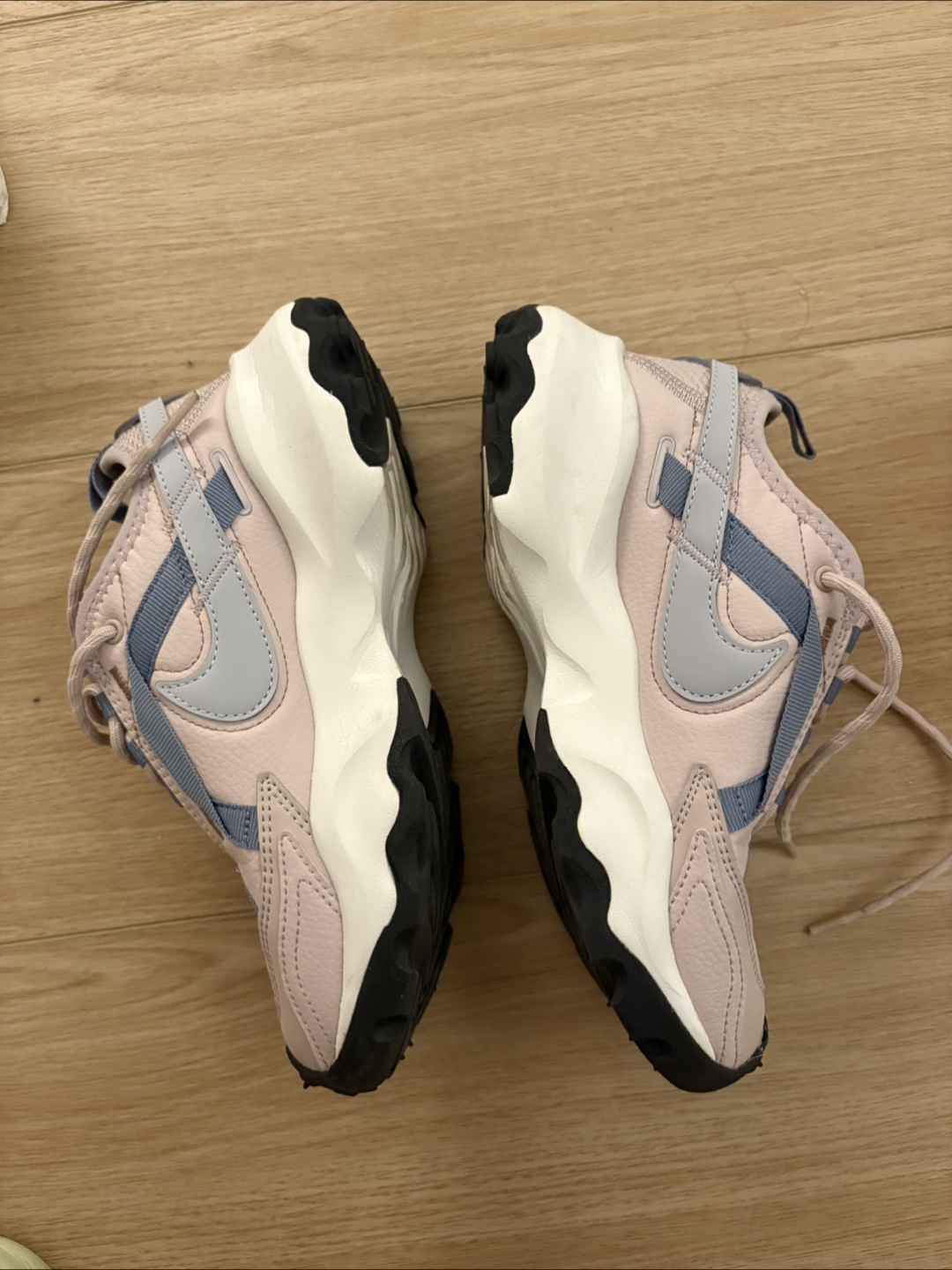 Nike Women's pink sneaker Size 5.5 - photo 3