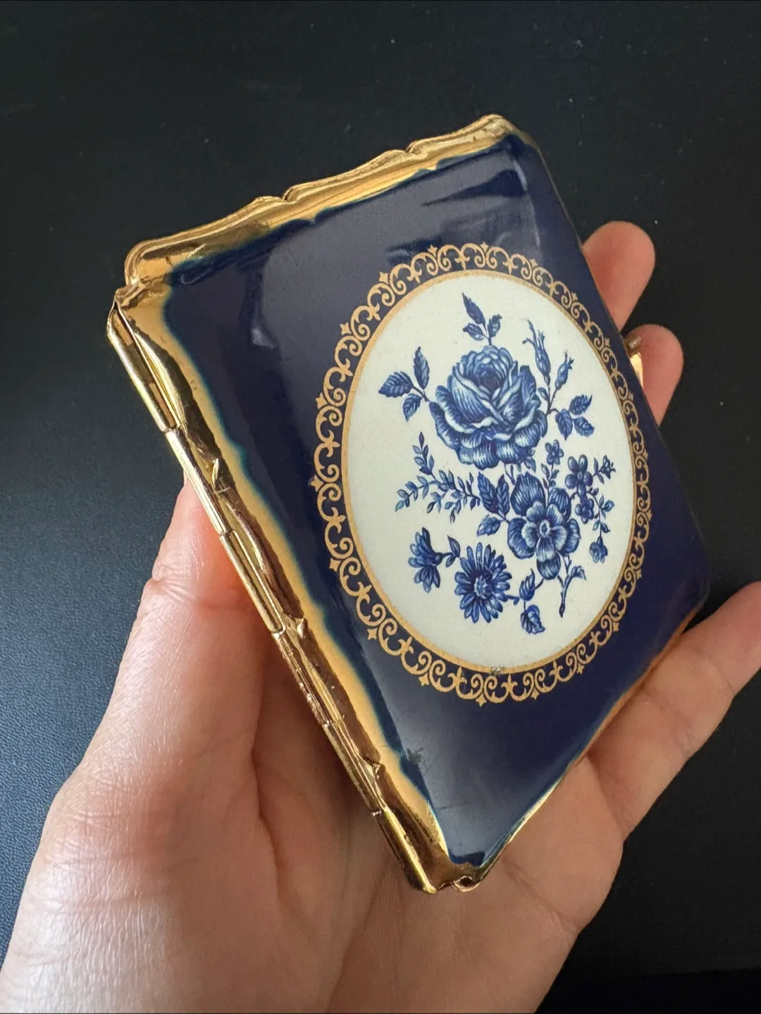 Vintage Stratton Blue Floral Case image indicator(7)