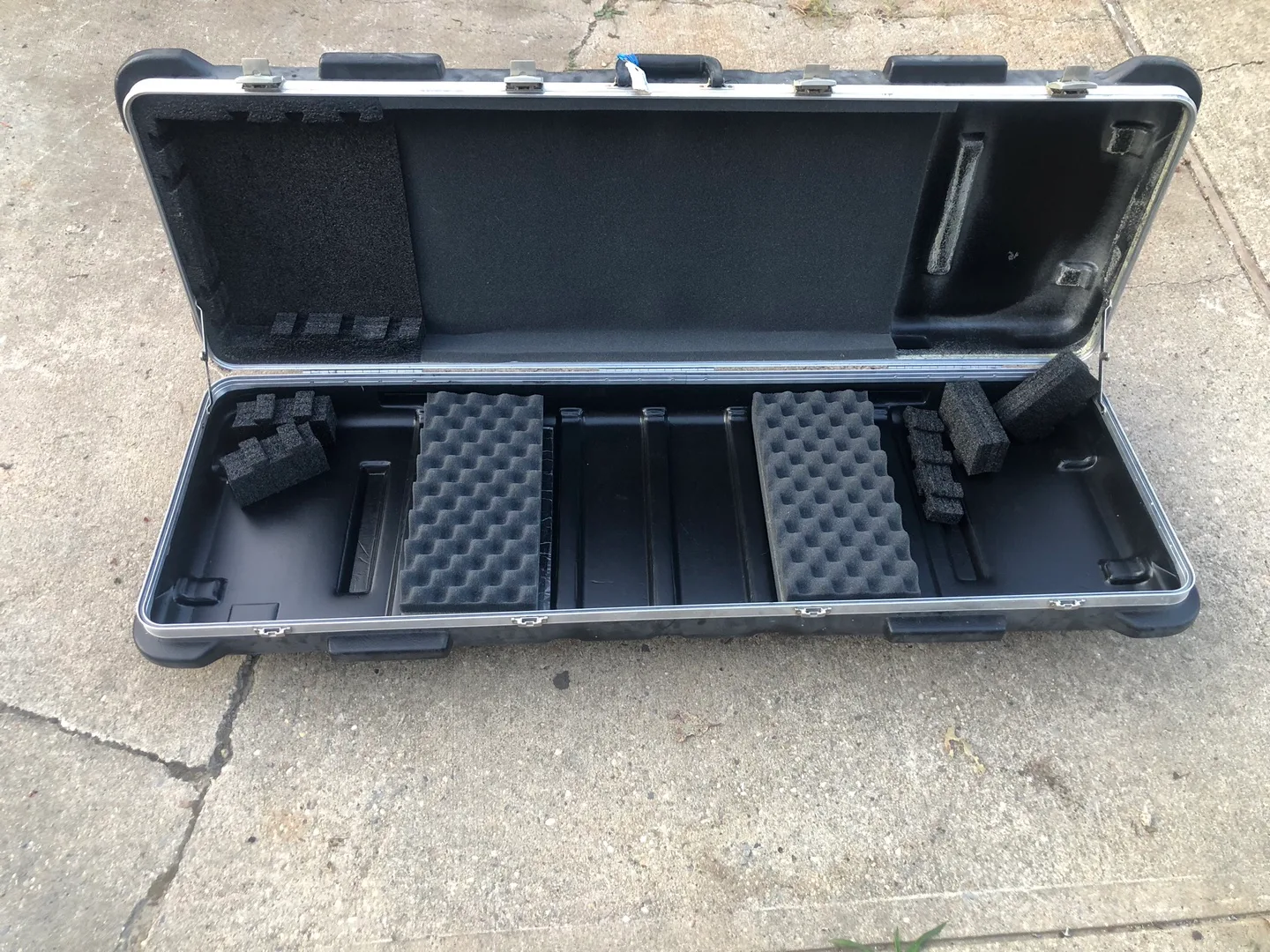 SKB Molded Equipment Case - Black image indicator(2)