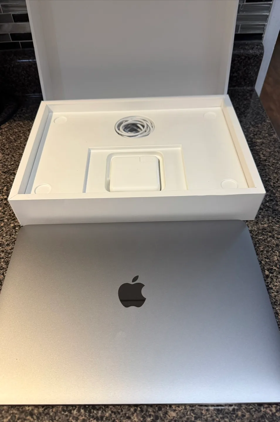 MacBook Pro 13-inch, M2 Chip, 8GB 256 GB SSD image indicator(9)