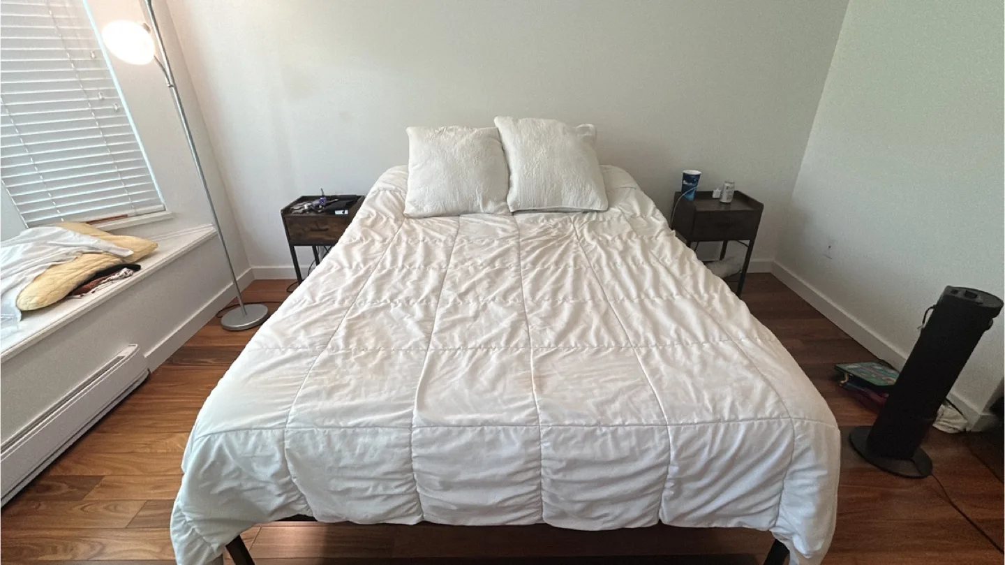 Queen sized bed thumbnail