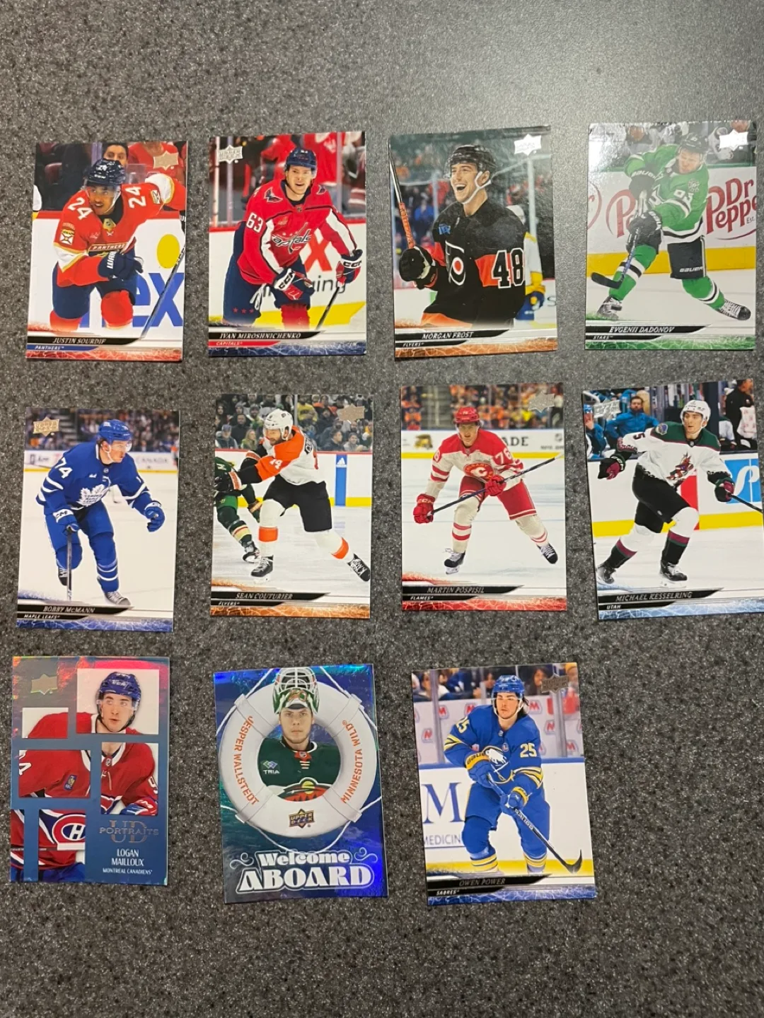 Mixed Lot of Vintage Hockey, Baseball and Football Trading Cards image indicator(5)