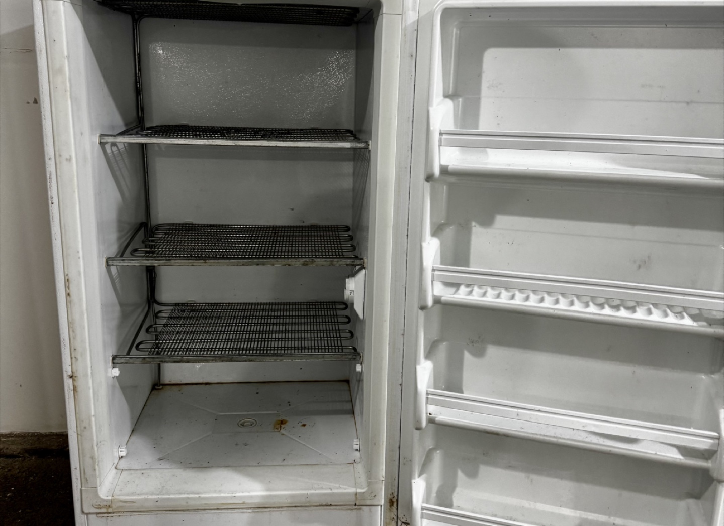 GE Upright Freezer - White - photo 2