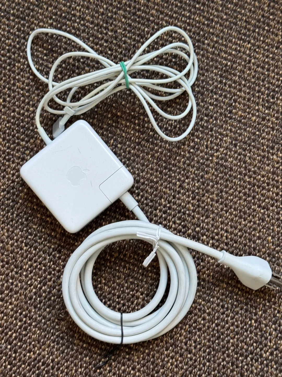 Apple 60W MagSafe 2 Power Adapter thumbnail