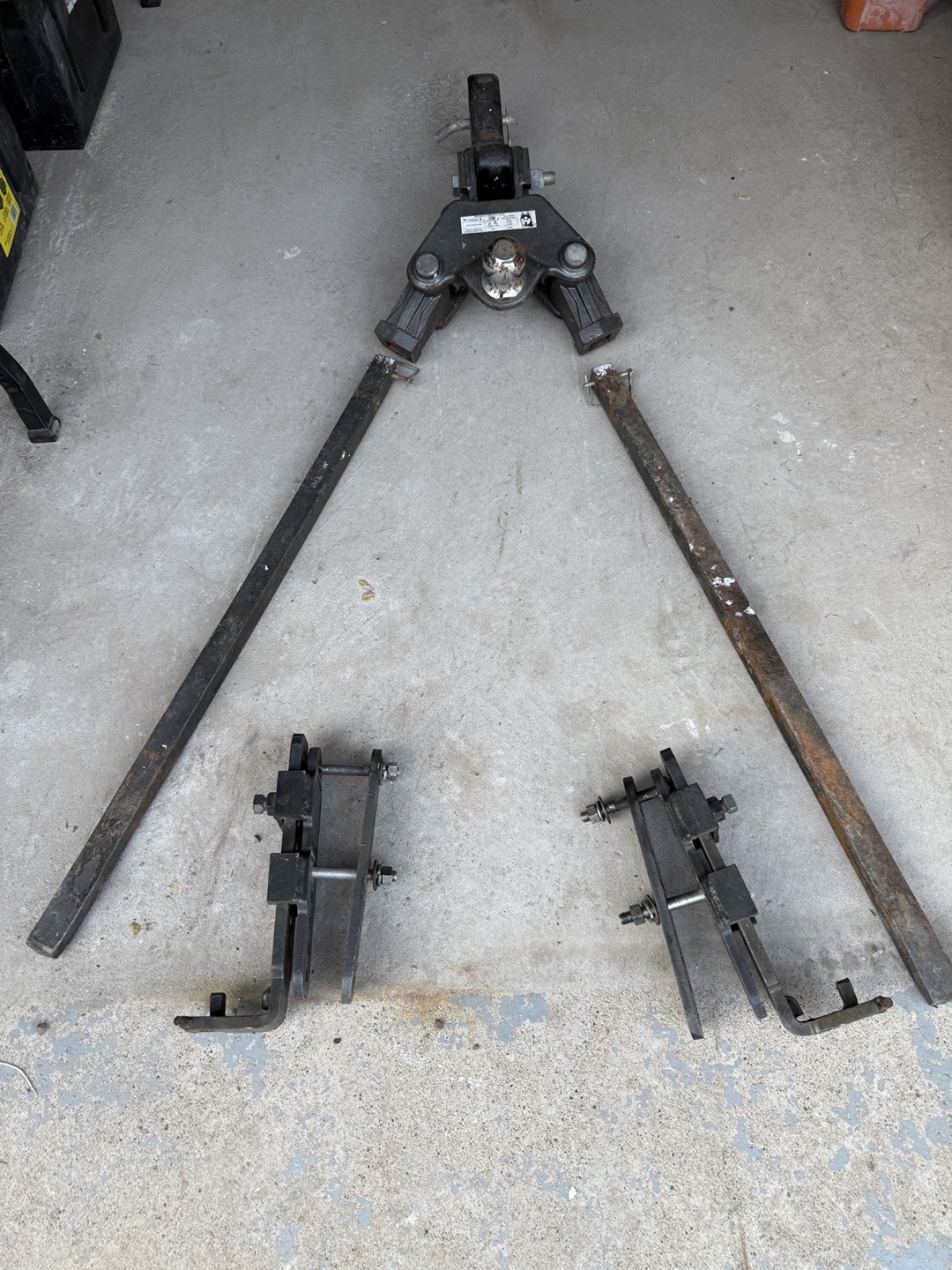 Husky Center Line Weight Distributing Hitch