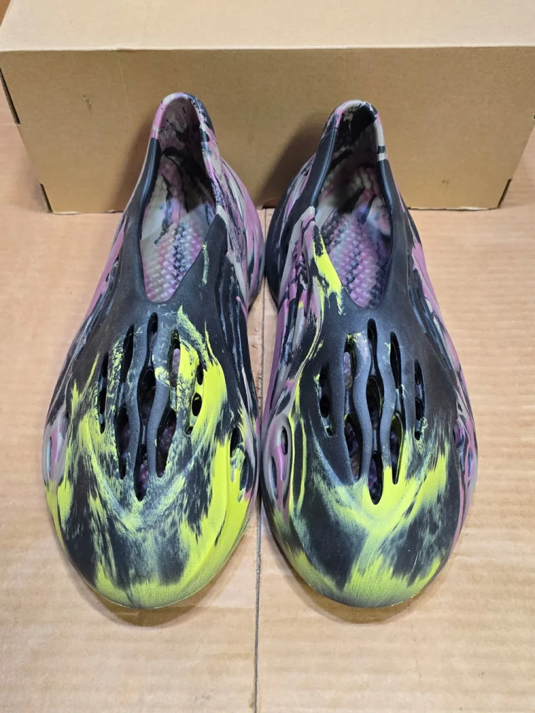 Yeezy Foam Runner MX Carbon Size 10 Brand New ( NO BOX ) image indicator(3)