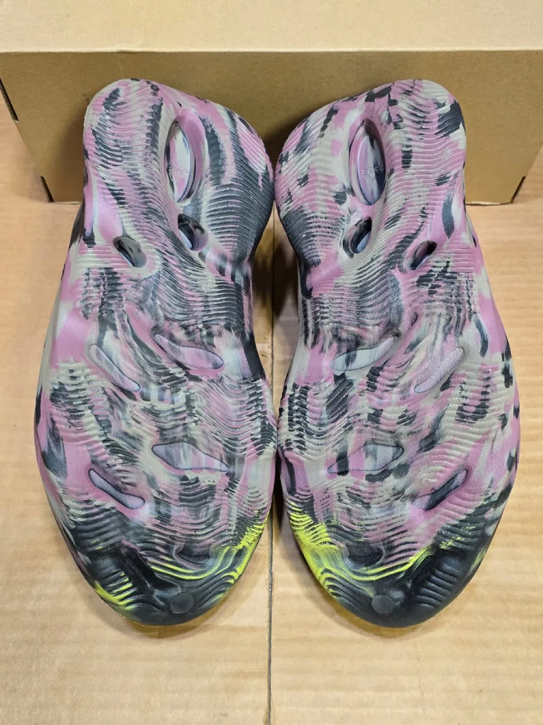 Yeezy Foam Runner MX Carbon Size 10 Brand New ( NO BOX ) image indicator(4)