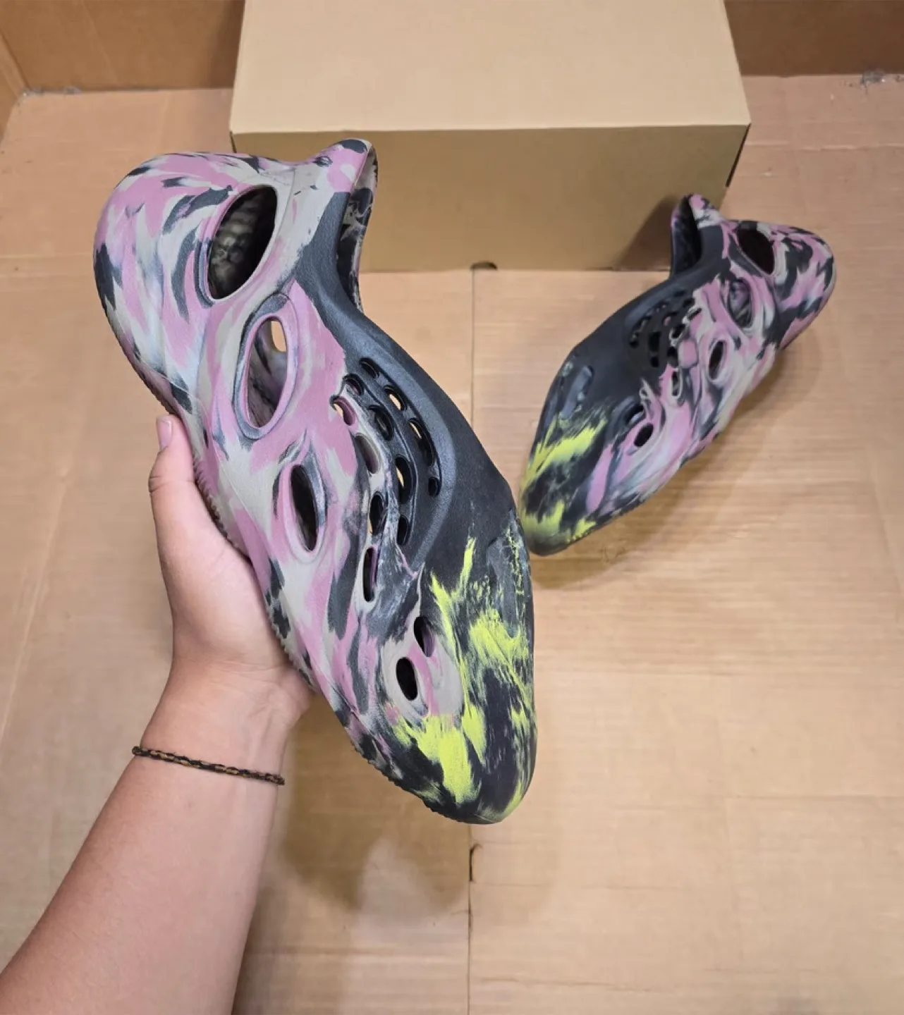 Yeezy Foam Runner MX Carbon Size 10 Brand New ( NO BOX ) image indicator(5)