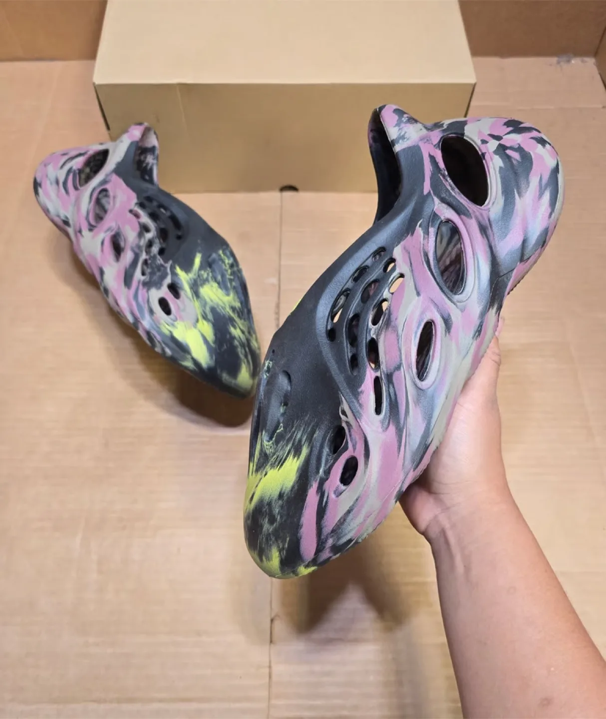 Yeezy Foam Runner MX Carbon Size 10 Brand New ( NO BOX ) image indicator(2)