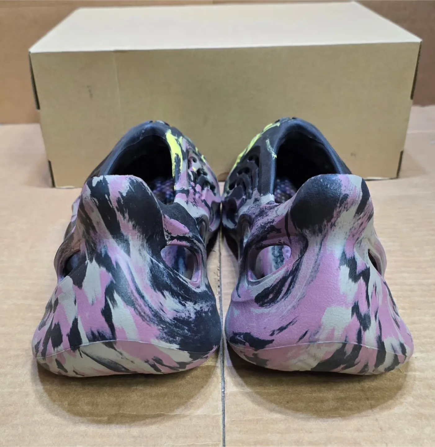 Yeezy Foam Runner MX Carbon Size 10 Brand New ( NO BOX ) image indicator(6)