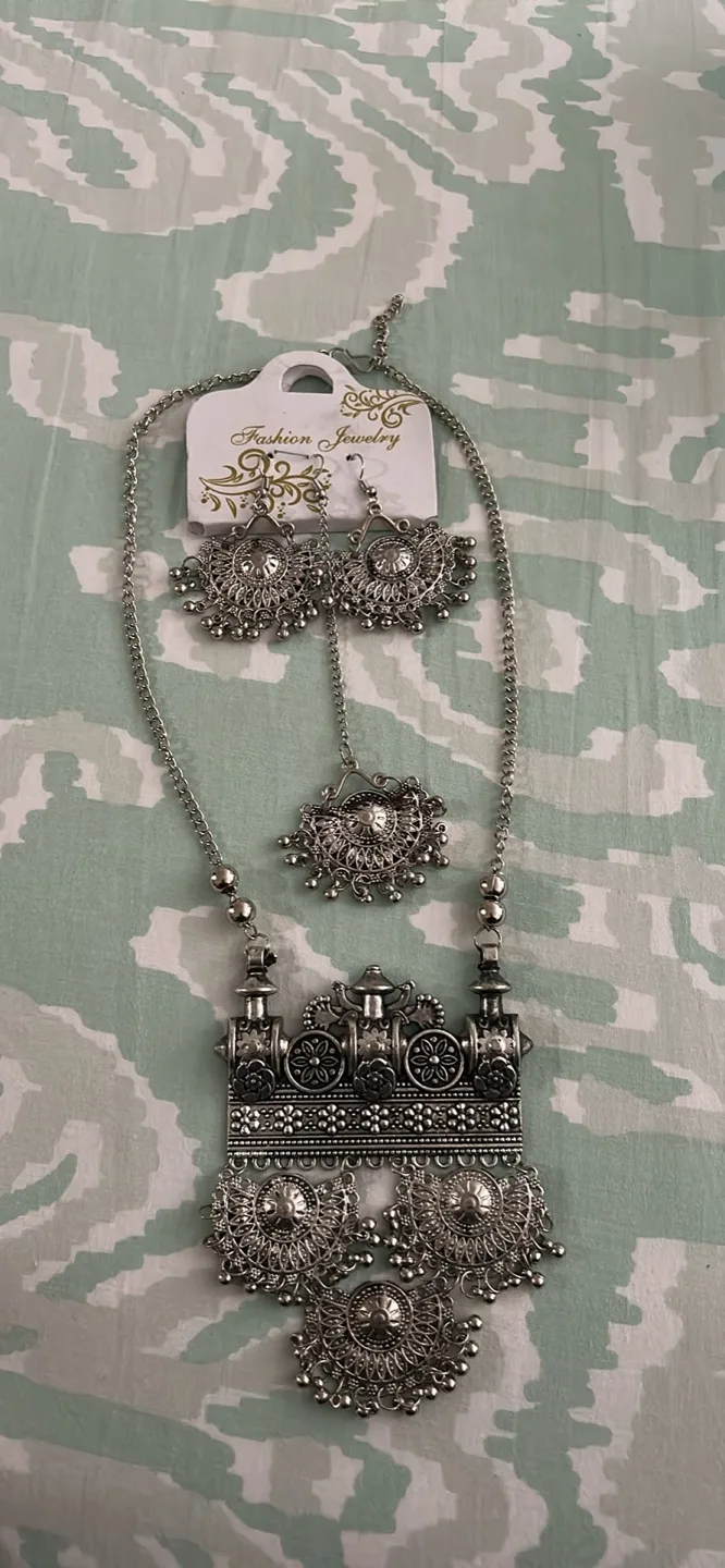 Navratri Jewelry Set - Mangtika, Necklace and earrings thumbnail