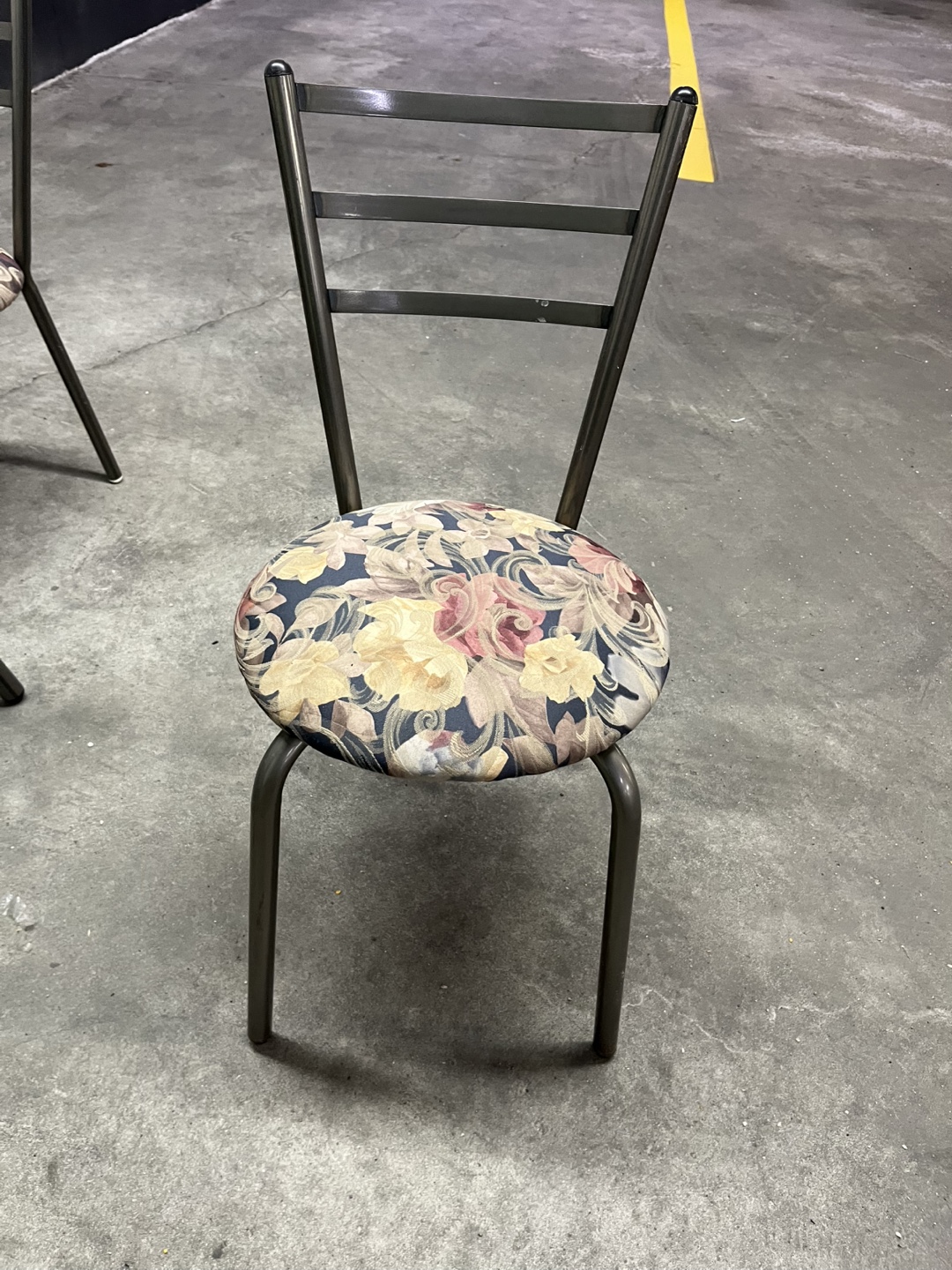 Dining table and 4 chairs - photo 3