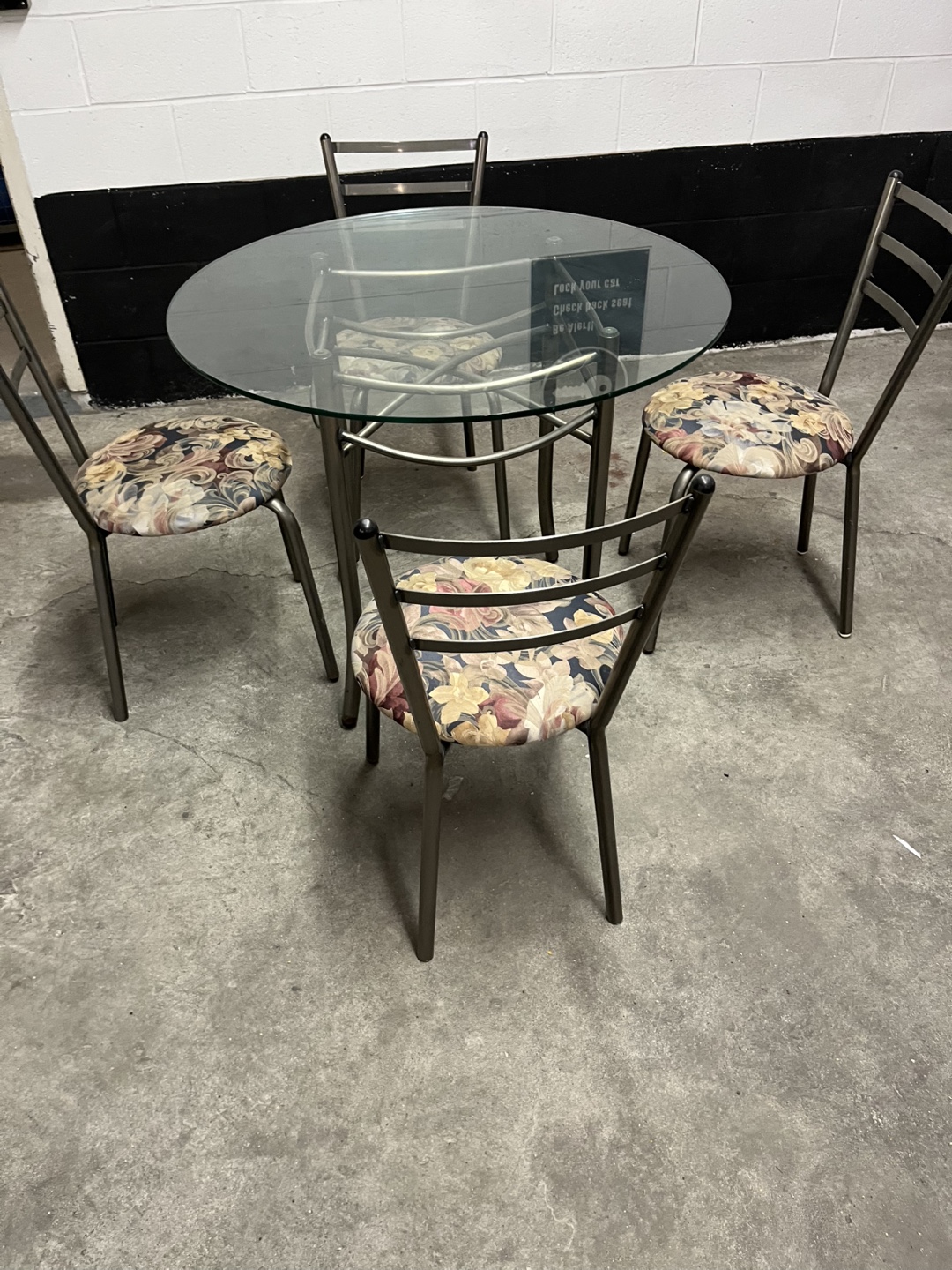 Dining table and 4 chairs - photo 2