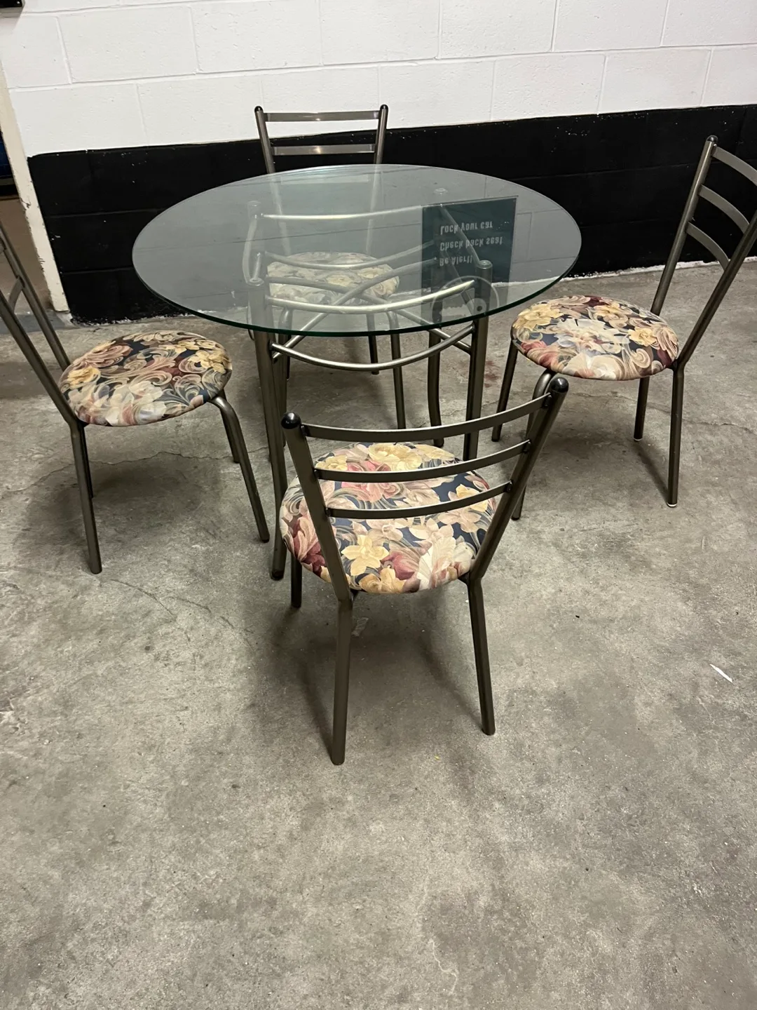 Dining table and 4 chairs image indicator(2)