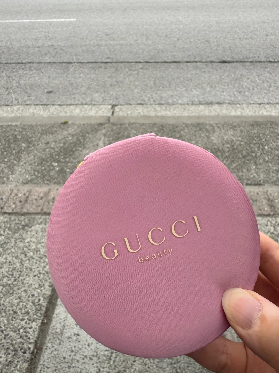 Gucci Beauty Pink Round Makeup Case image indicator(2)