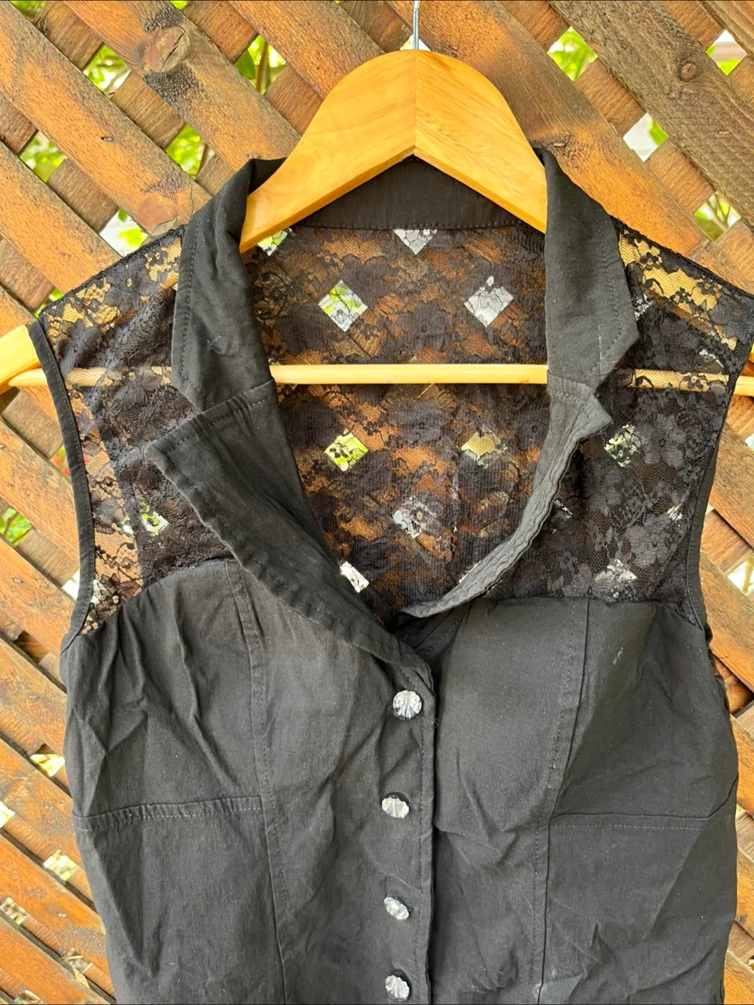 Black Sleeveless Button-Up Top with Lace image indicator(3)