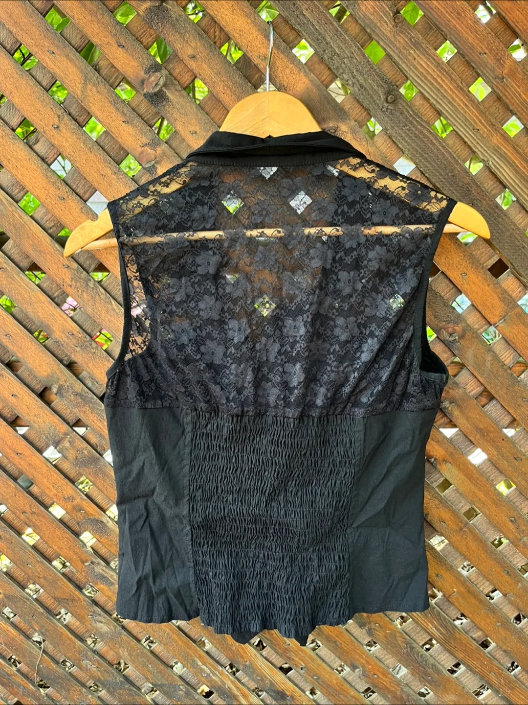 Black Sleeveless Button-Up Top with Lace image indicator(4)