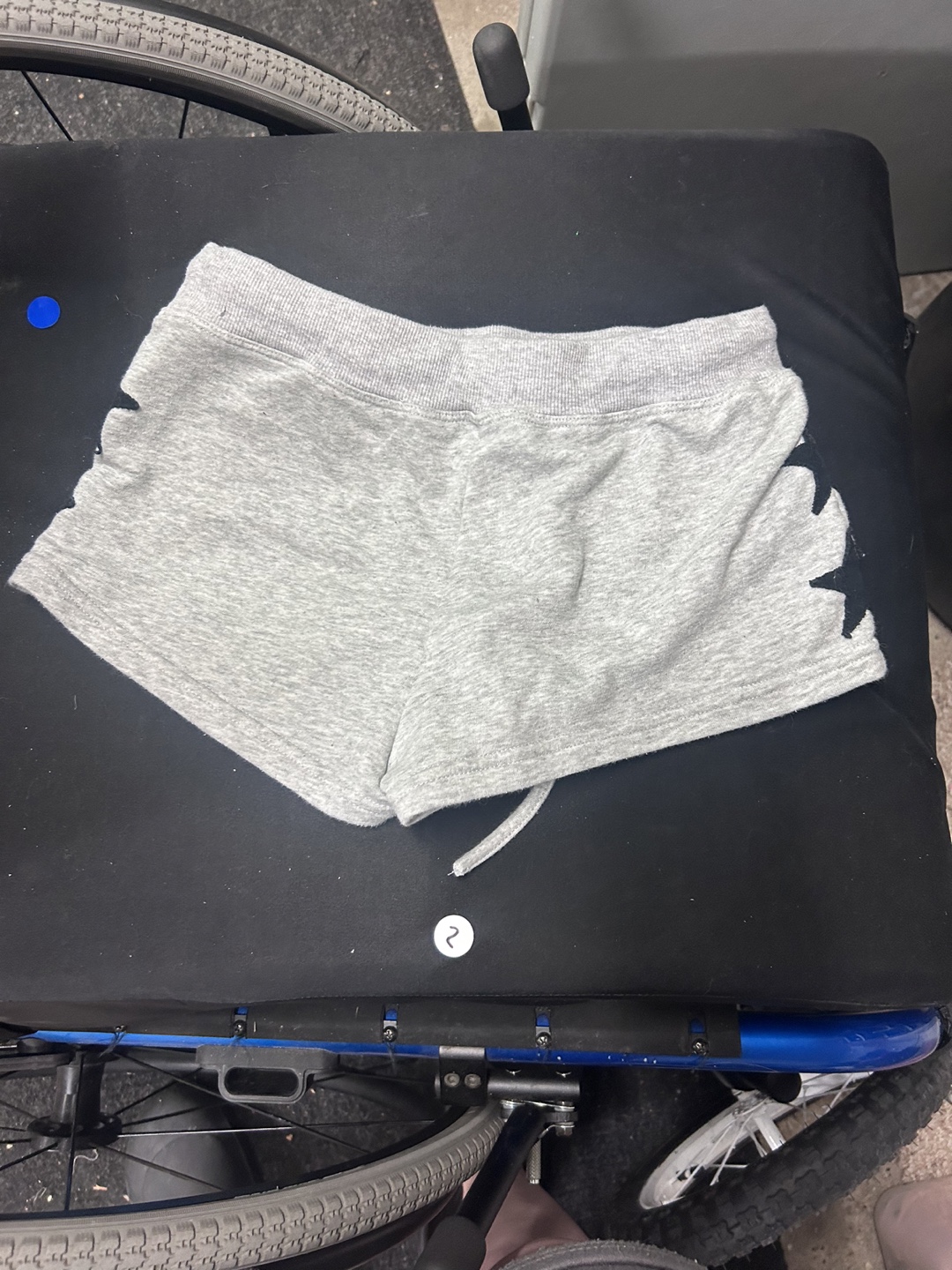 Grey shorts with star design - photo 2