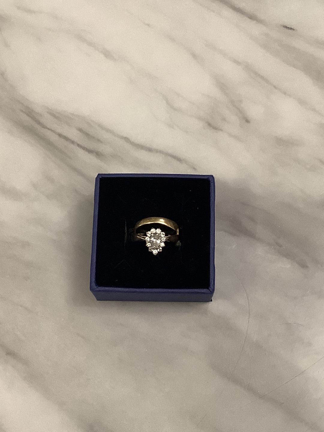 Size 7 pear drop shaped Diamond  ring with wedding band