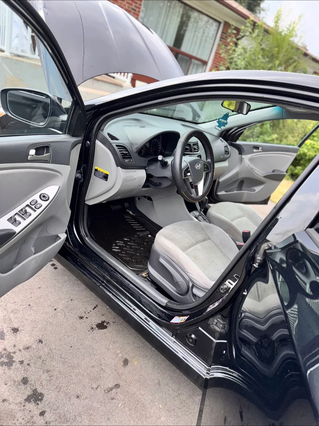 Hyundai Accent - Black image indicator(4)